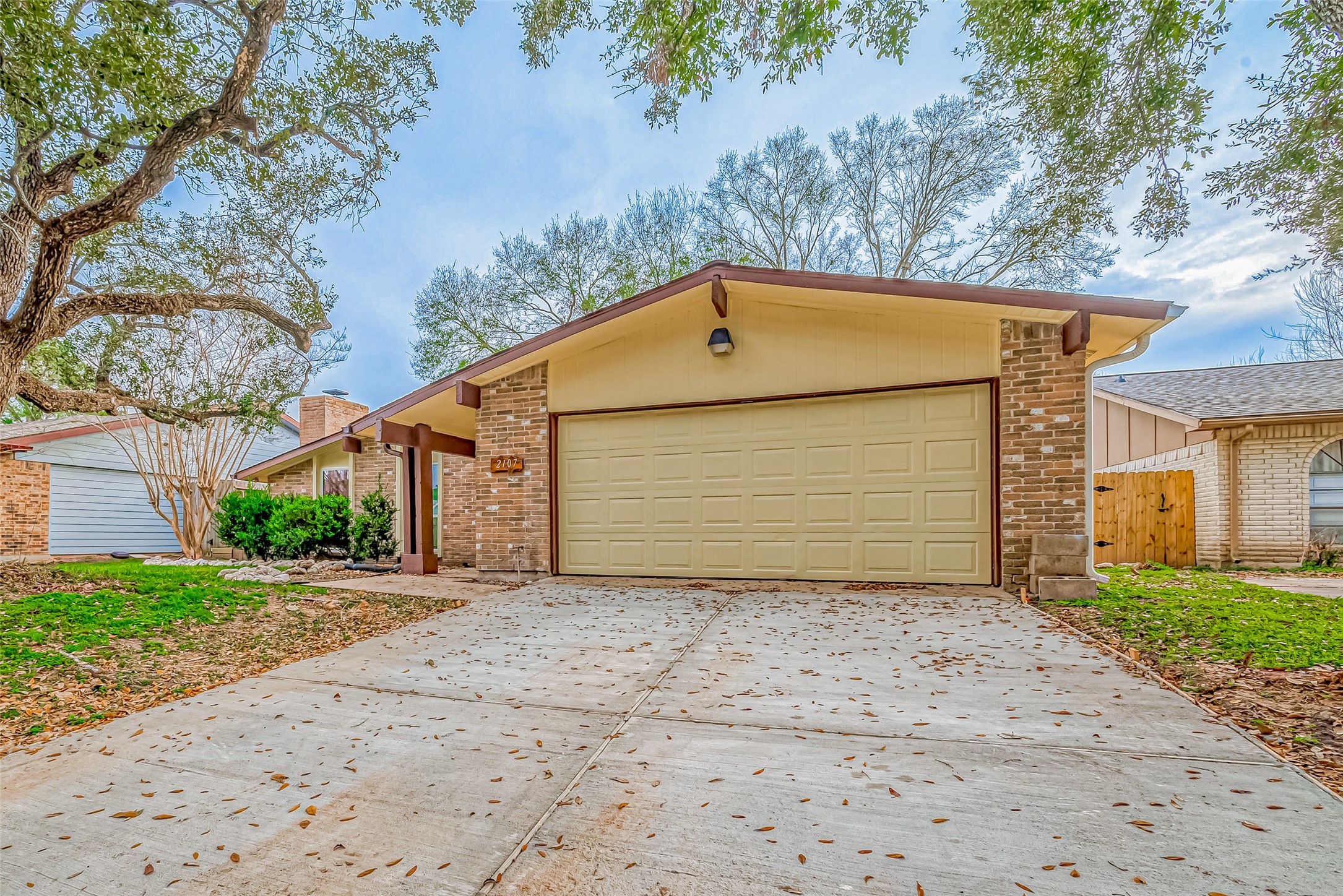 2107 Quail Valley East Drive Property Photo 2