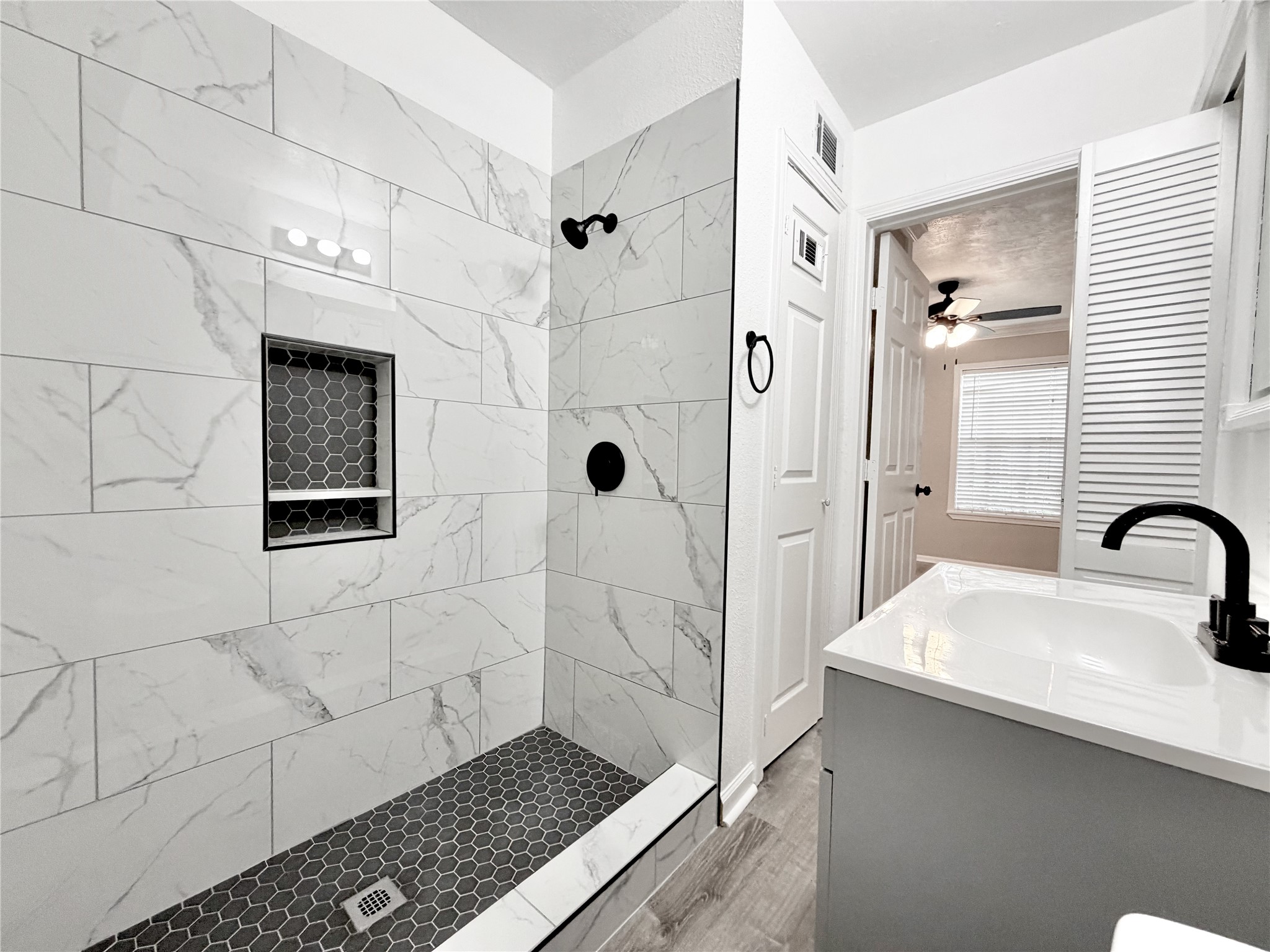 218 W 15th Street B Property Photo 19