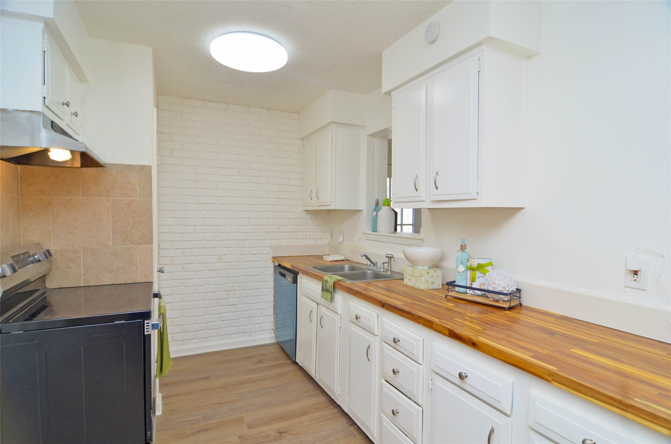 16711 David Glen Drive Property Photo 3