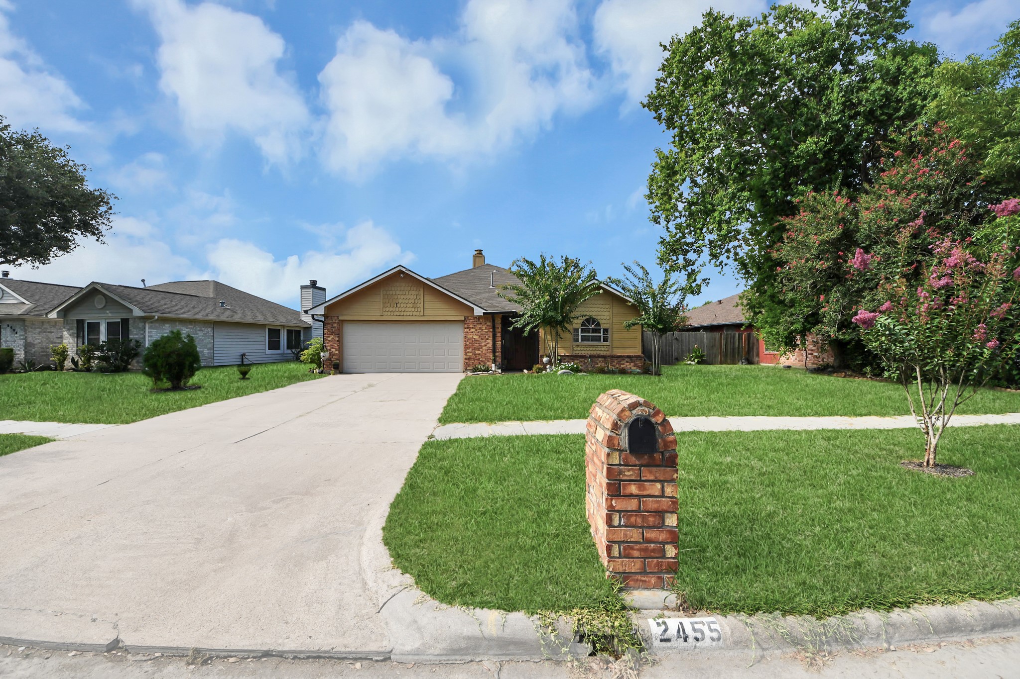 2455 Edgedale Drive Property Photo 3