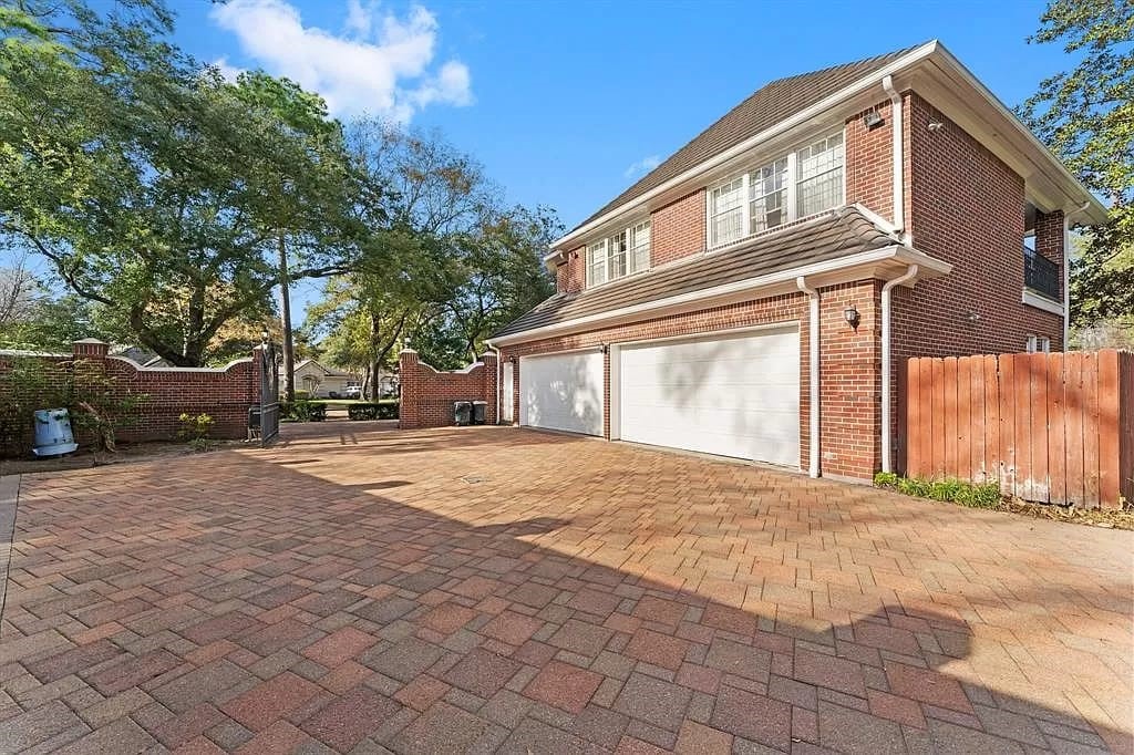 2907 Cedar Woods Place Property Photo 7