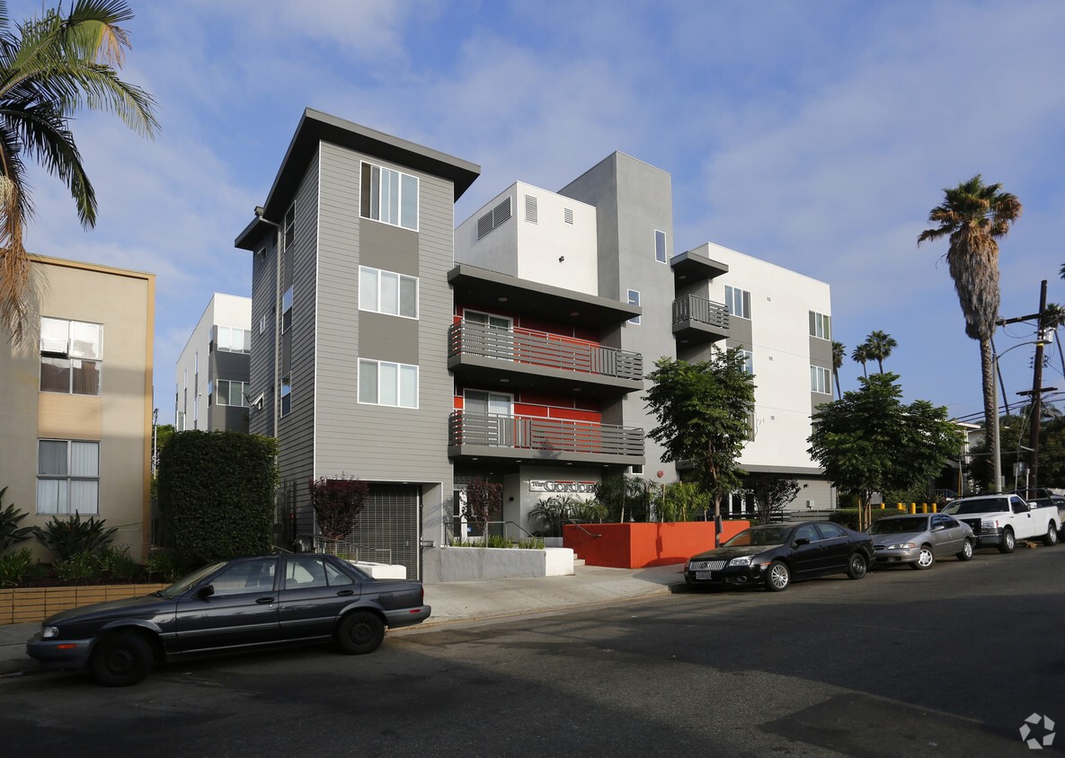 1555 N Gordon St Property Photo 1