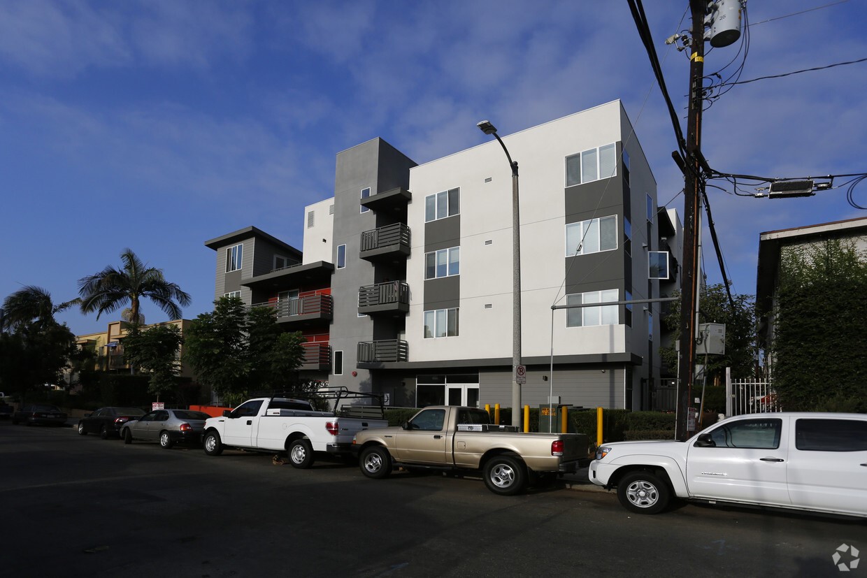 1555 N Gordon St Property Photo 3