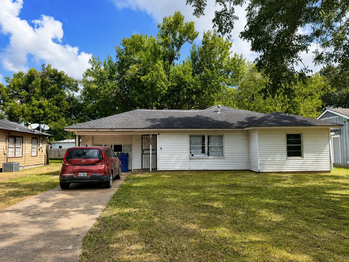1101 Southampton Dr Property Photo 1