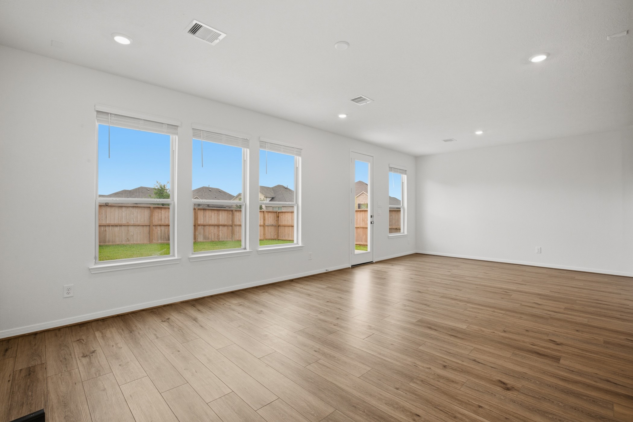 2816 Shimmer Edge Drive Property Photo 11