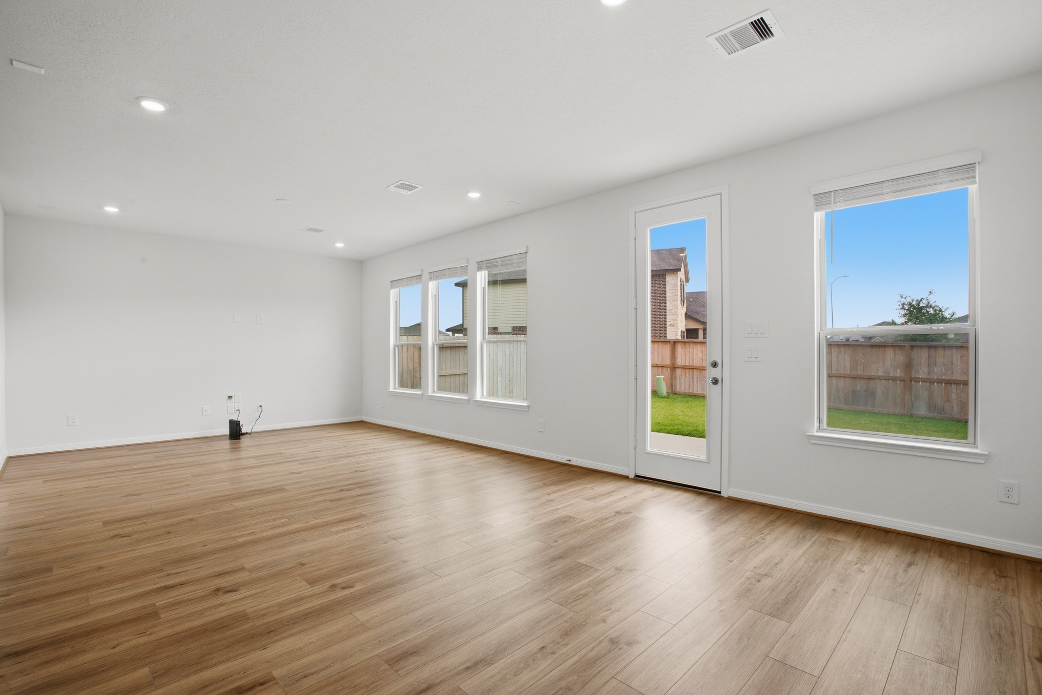 2816 Shimmer Edge Drive Property Photo 15