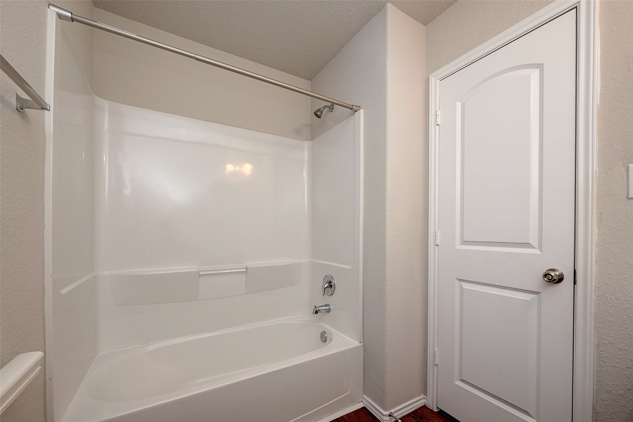 14004 Lake Crescent Drive Property Photo 8