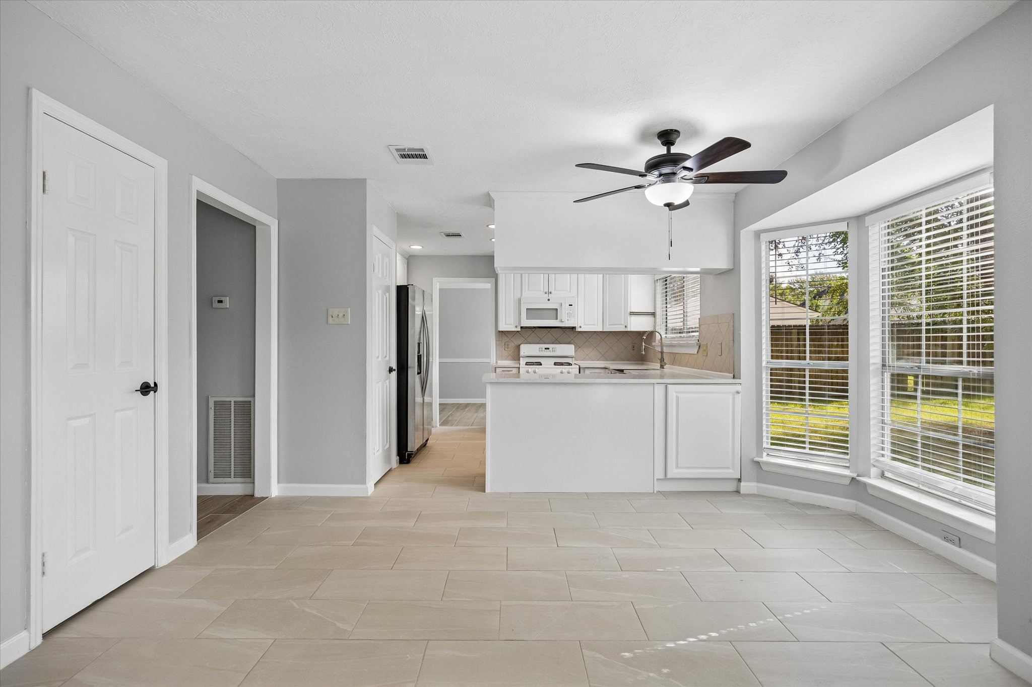 806 Forest Bay Court Property Photo 3