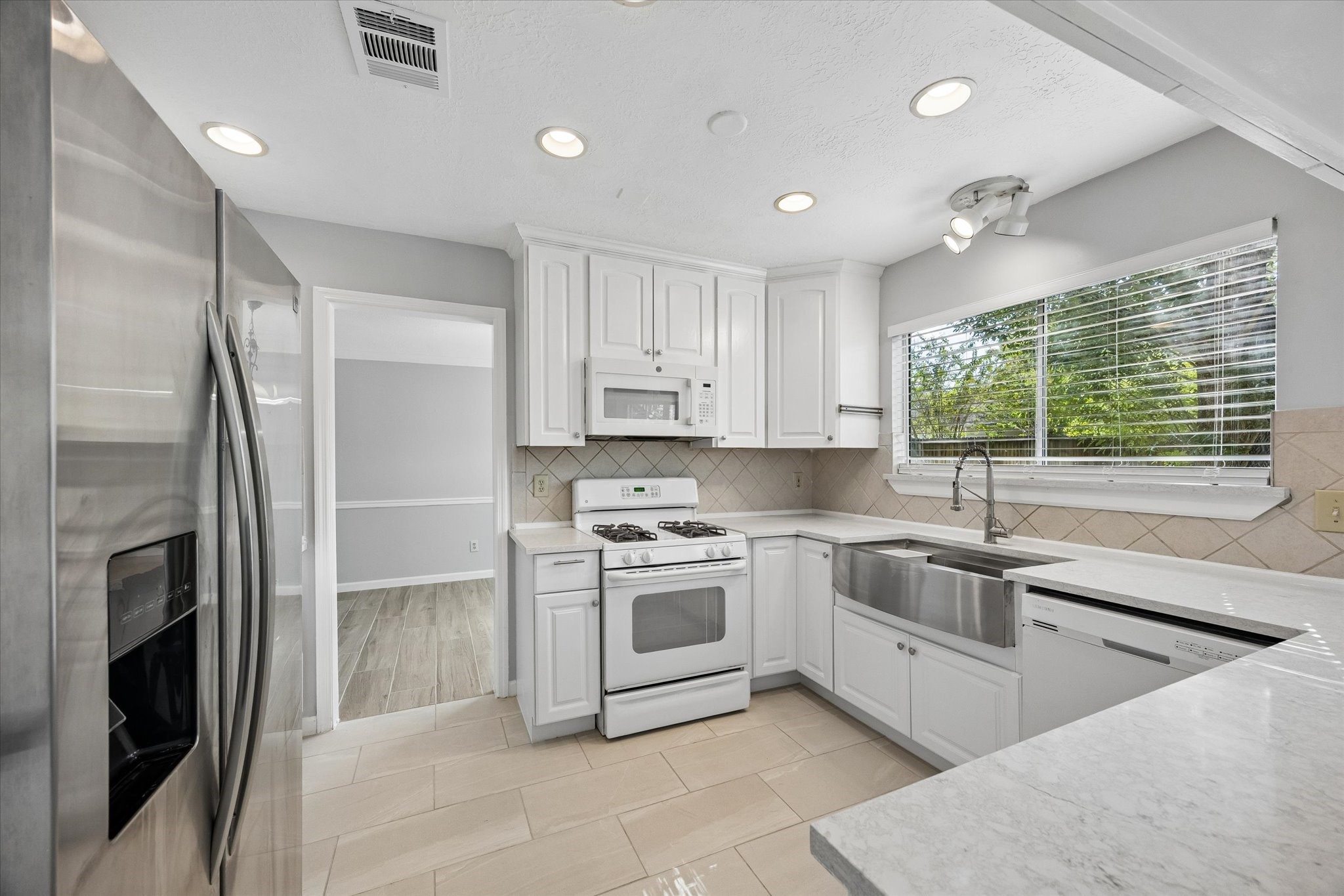 806 Forest Bay Court Property Photo 4