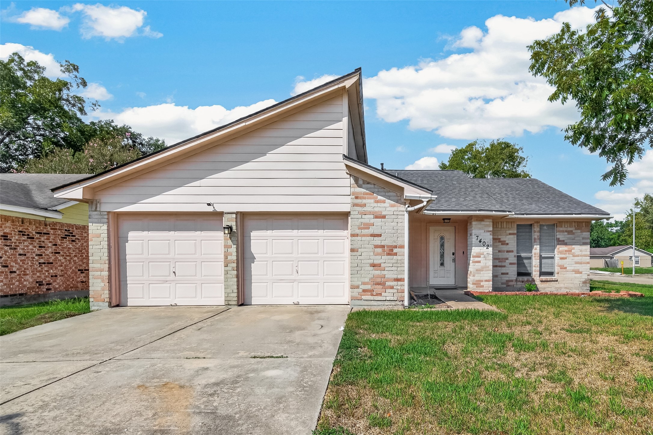 7402 Londres Drive Property Photo 1