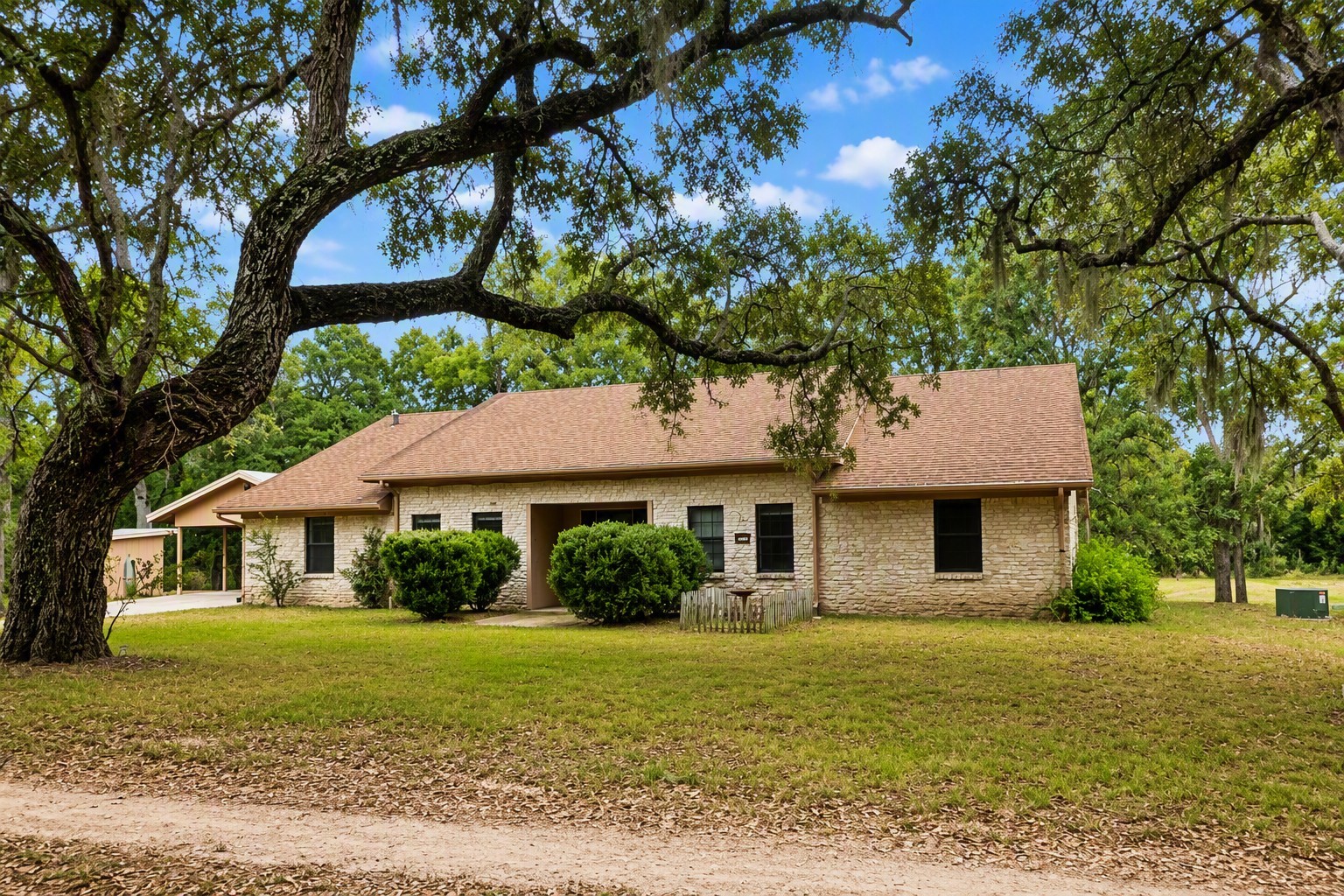 1135 Buescher Road Property Photo 1