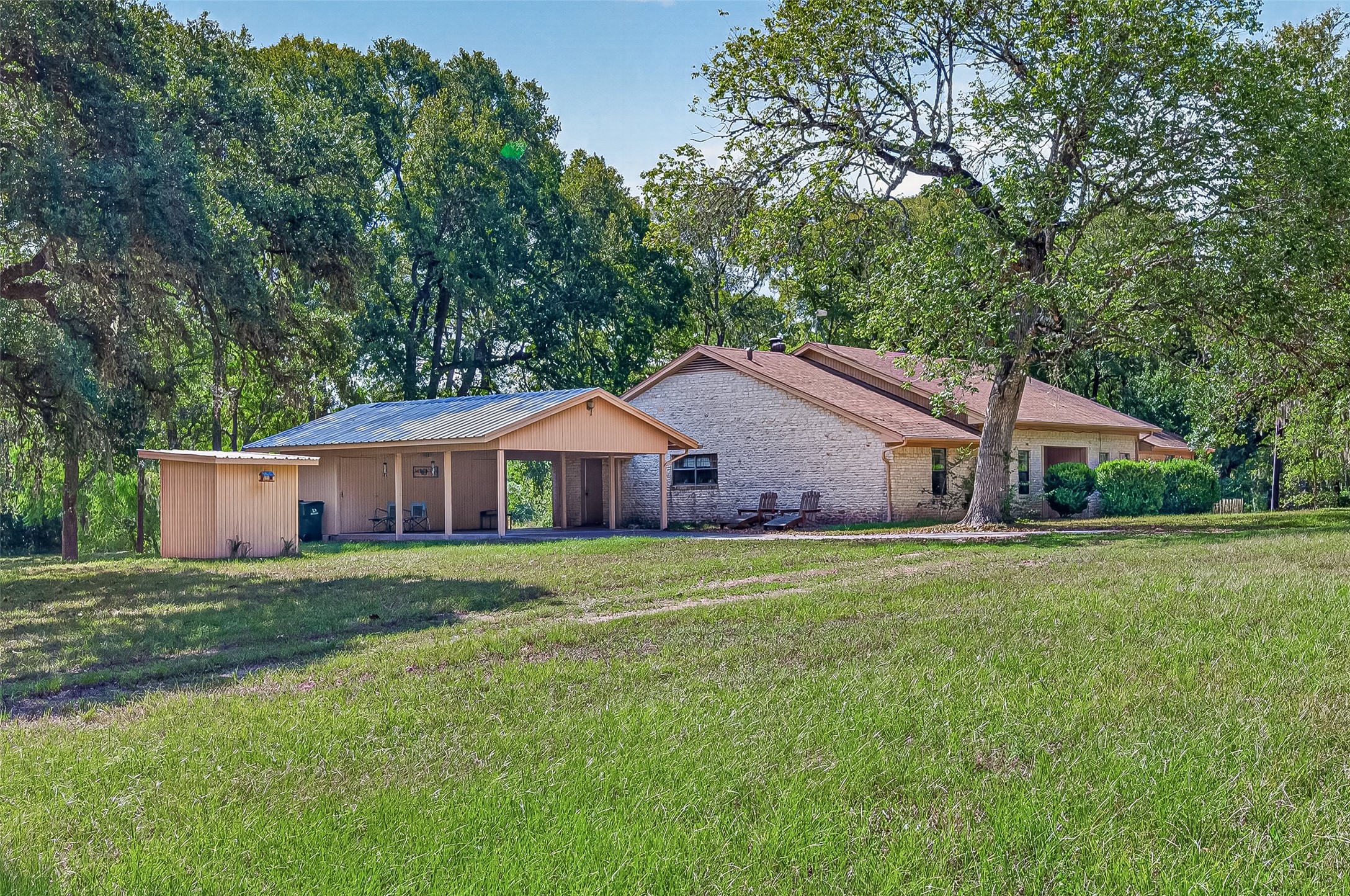 1135 Buescher Road Property Photo 4