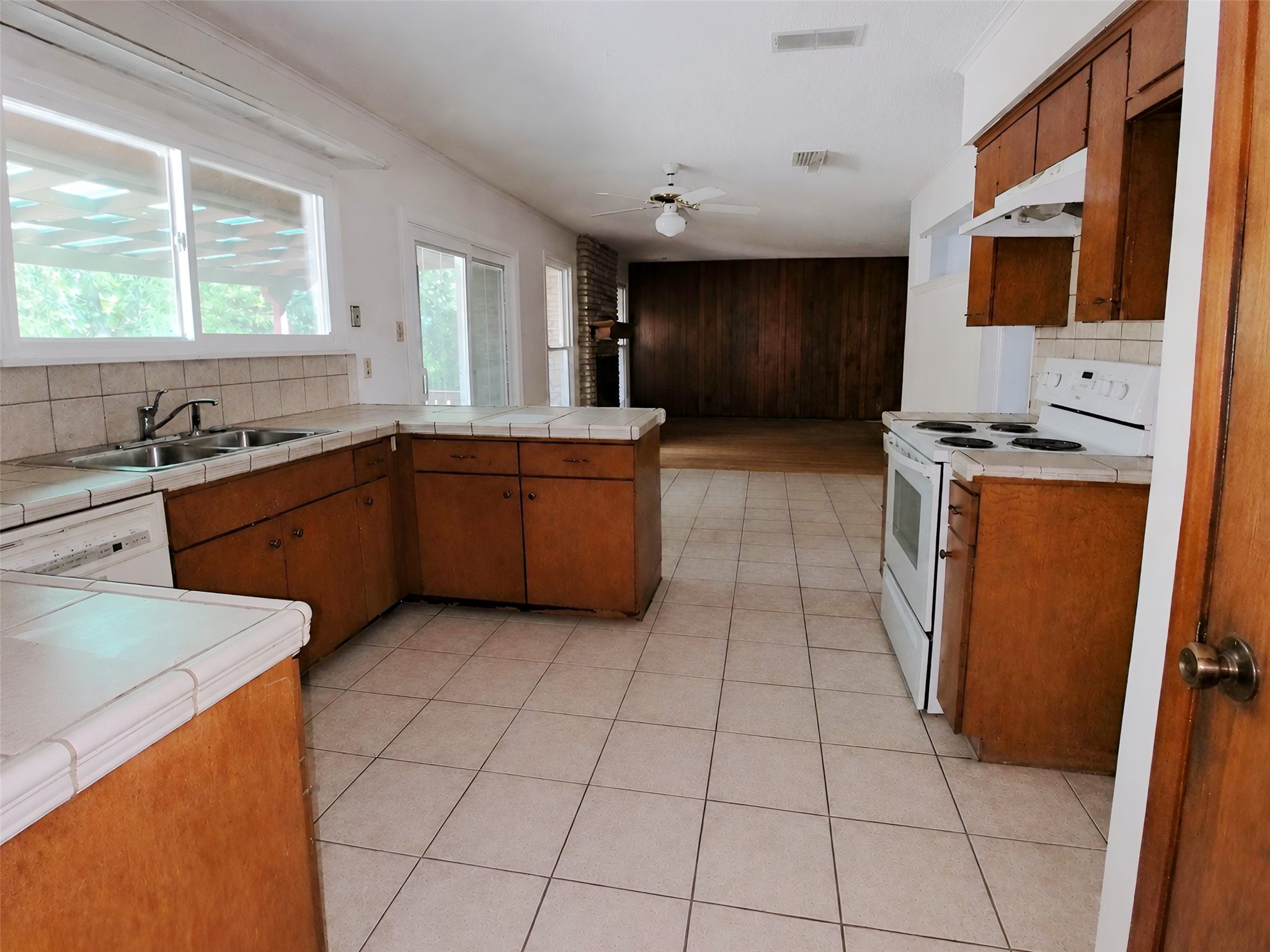 10104 Pond View Circle Property Photo 6