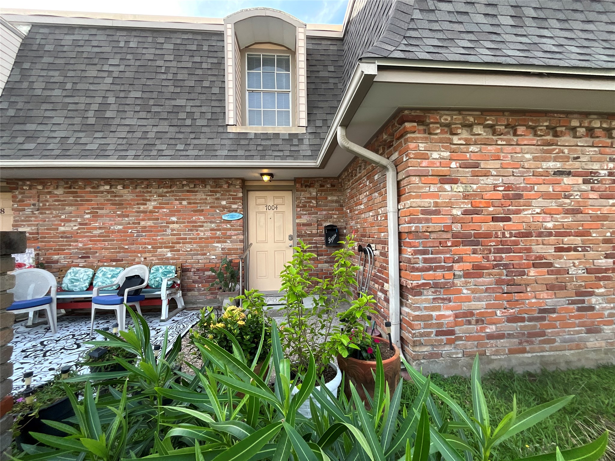 7004 Williams Drive Property Photo 2