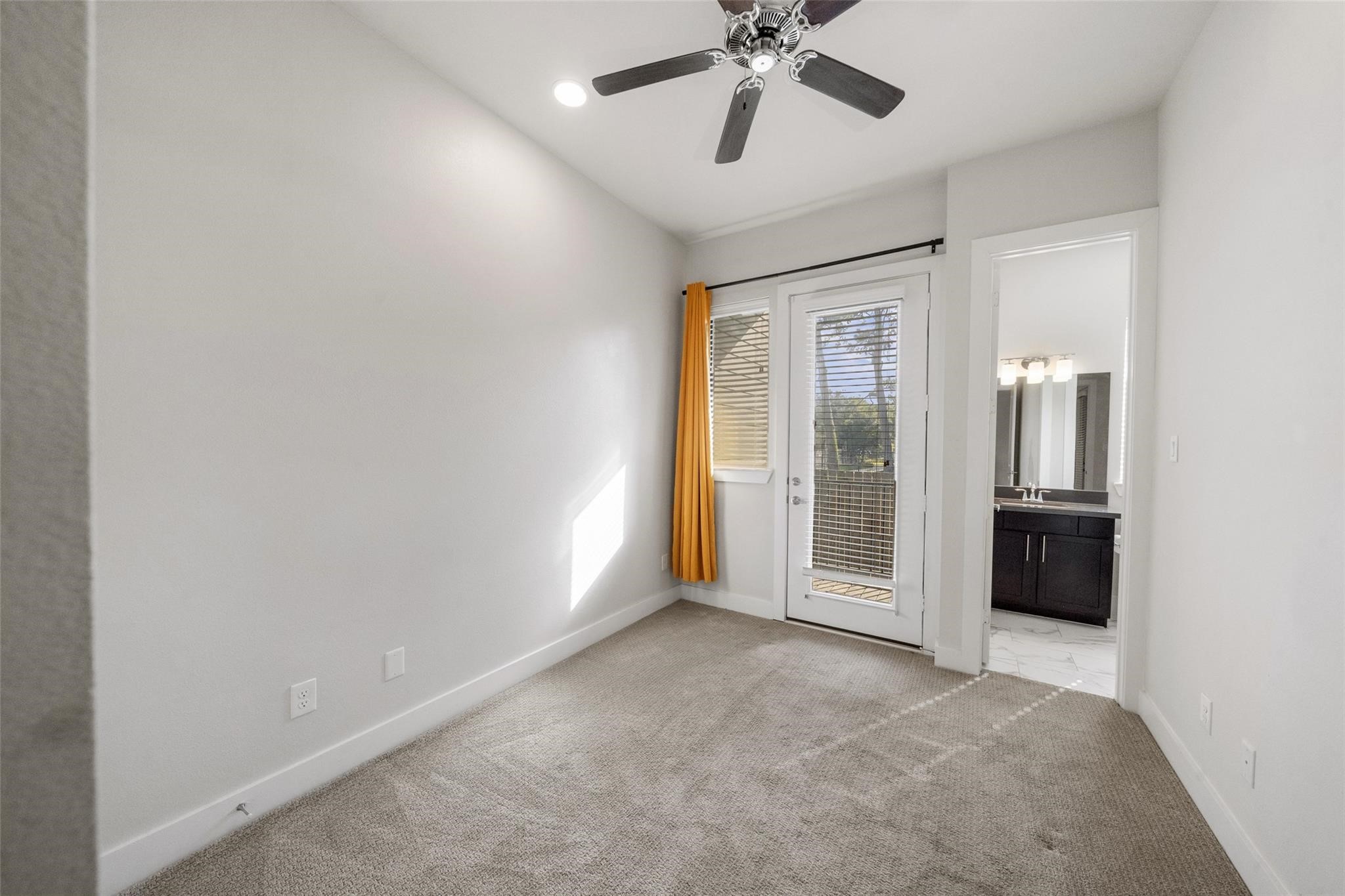 2616 Riverside Drive M Property Photo 3