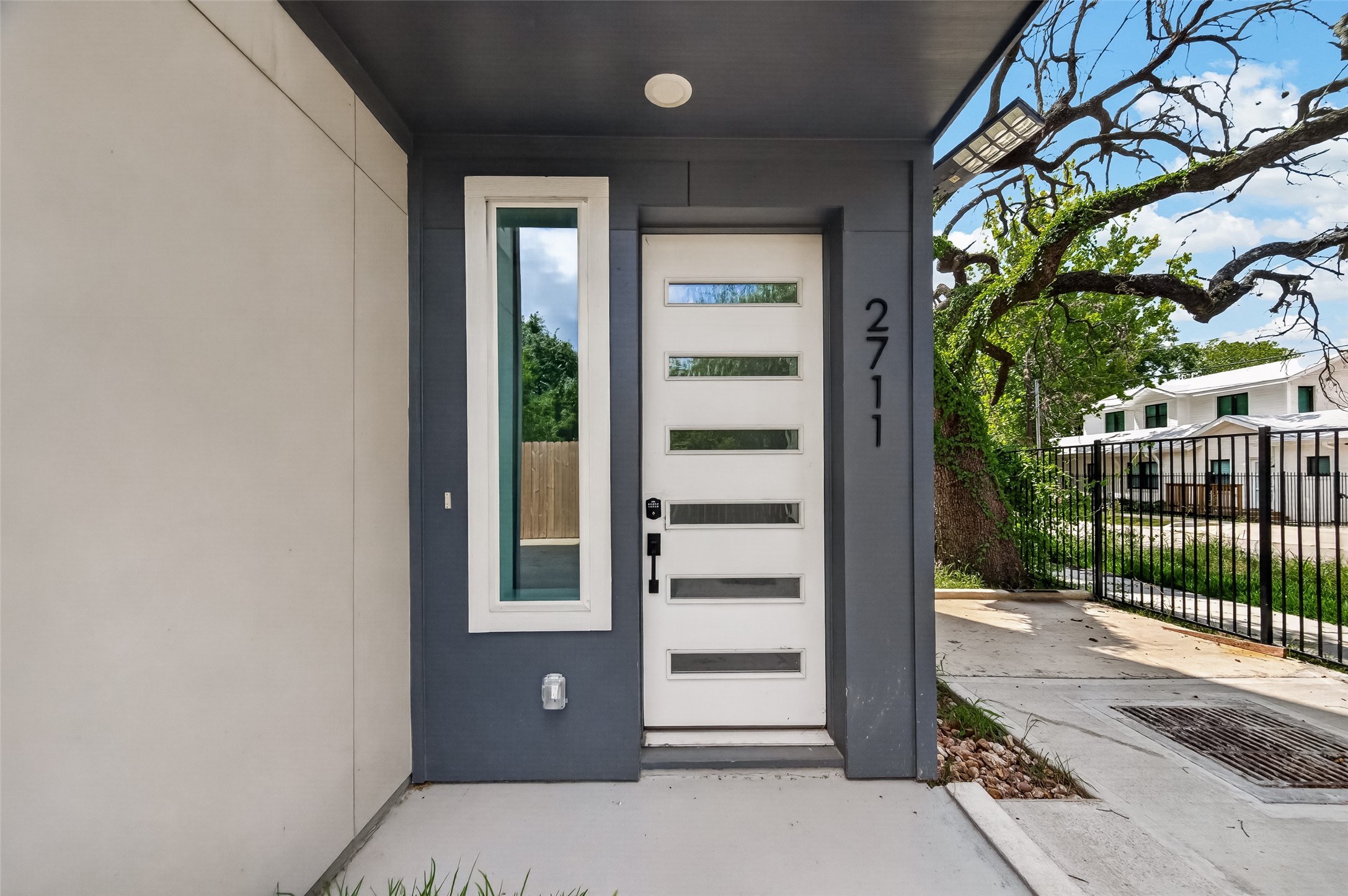 2711 Dennis Street Property Photo 4