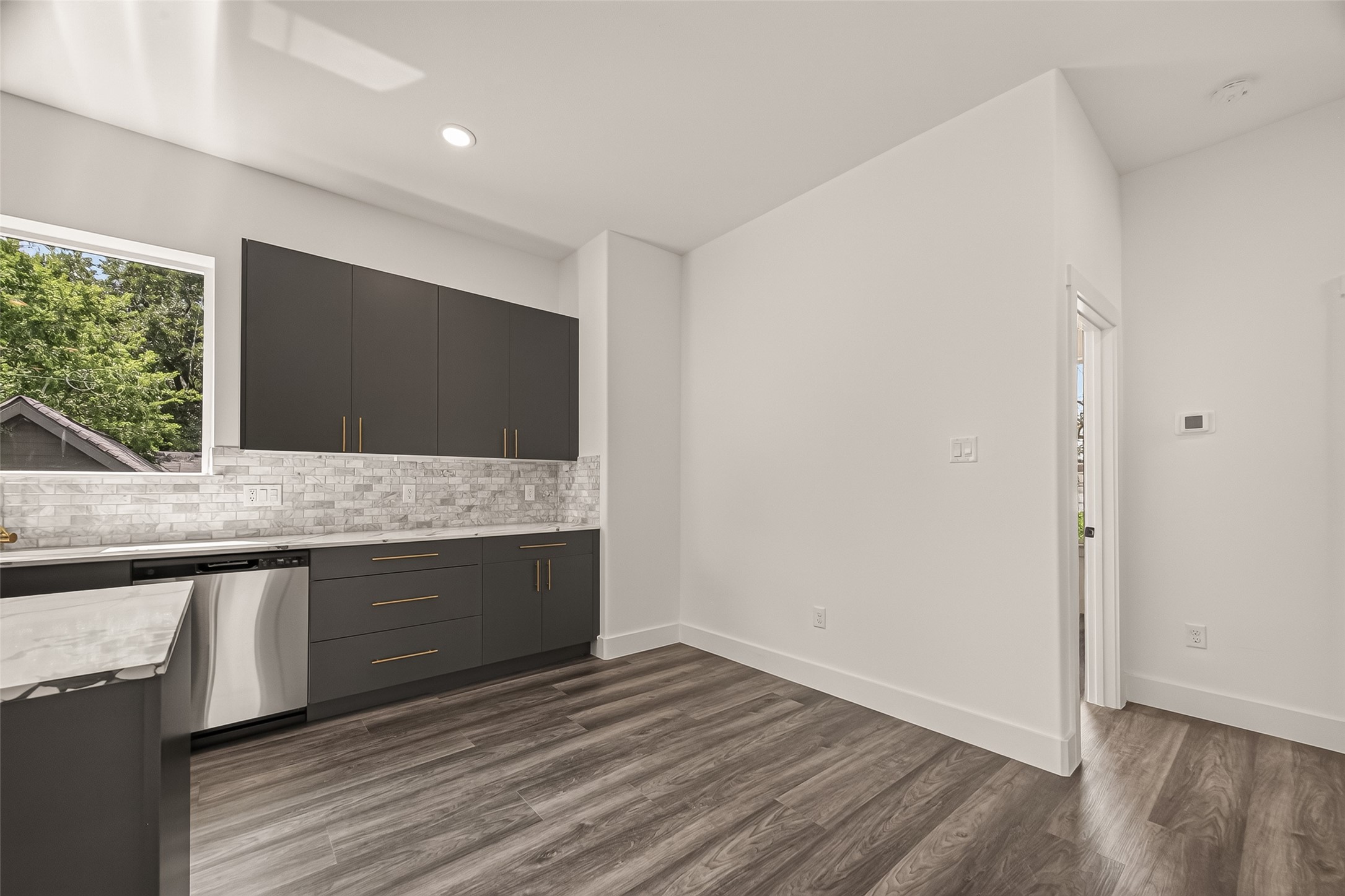 2711 Dennis Street Property Photo 9