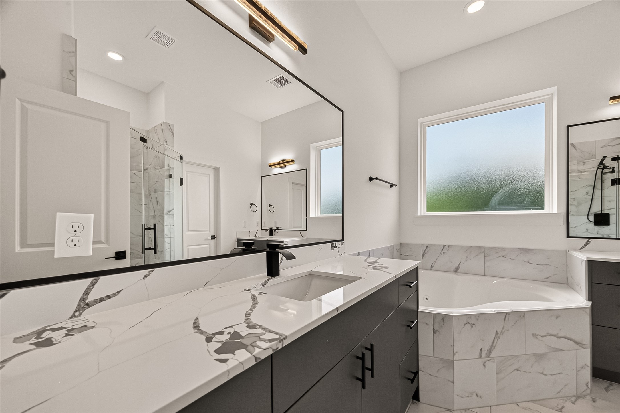 2711 Dennis Street Property Photo 30