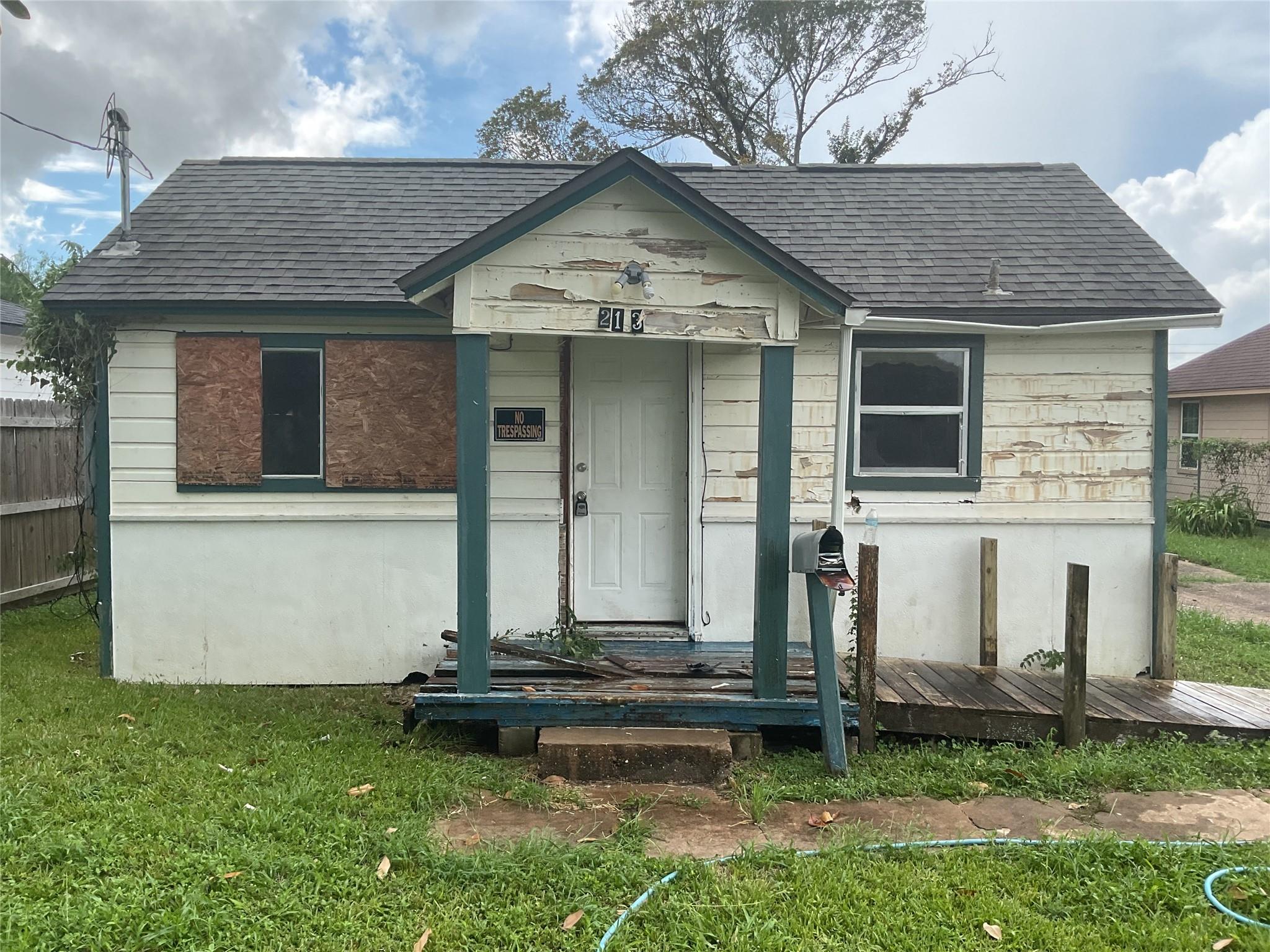 213 E Bernard Street, Clute Tx 77531 Property Photo 1
