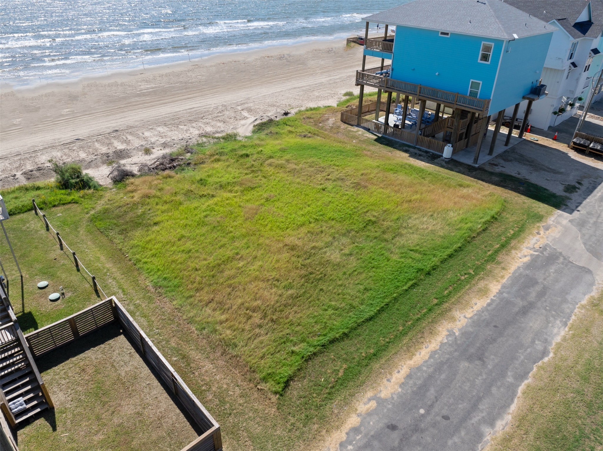 1114 Blue Water Drive Property Photo 2