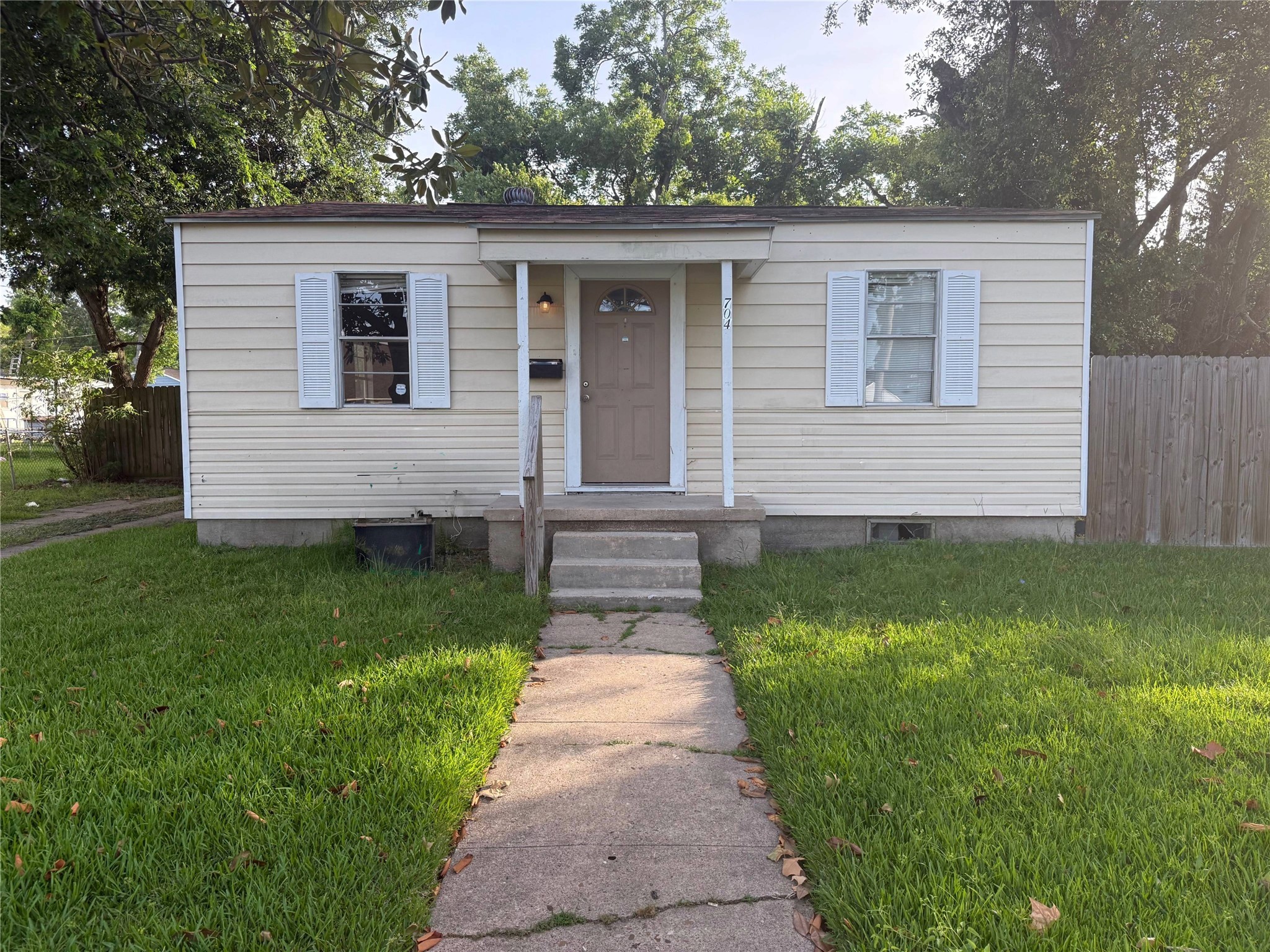 704 E Defee Avenue Property Photo 1