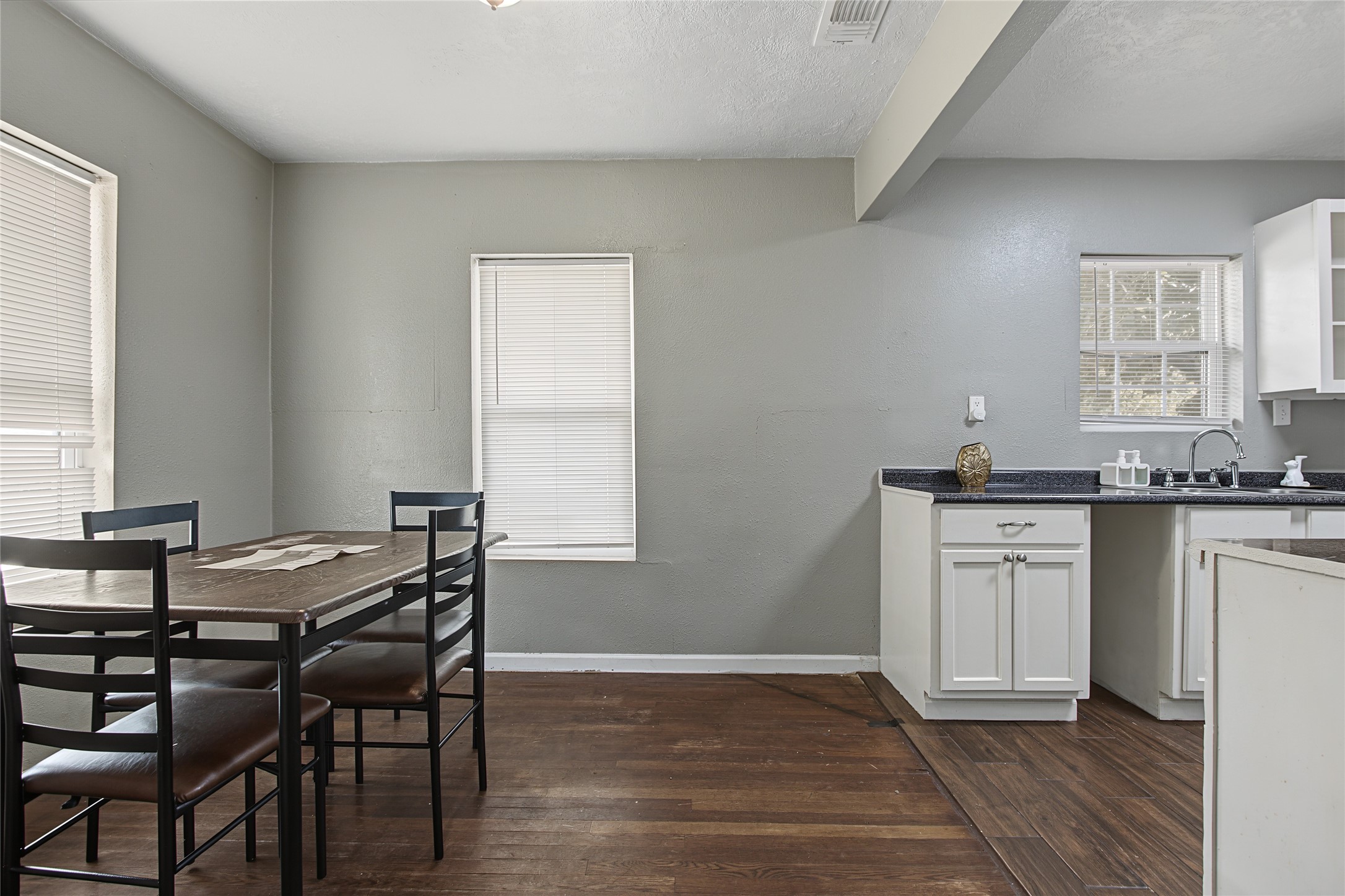 601 S Main Street Property Photo 5