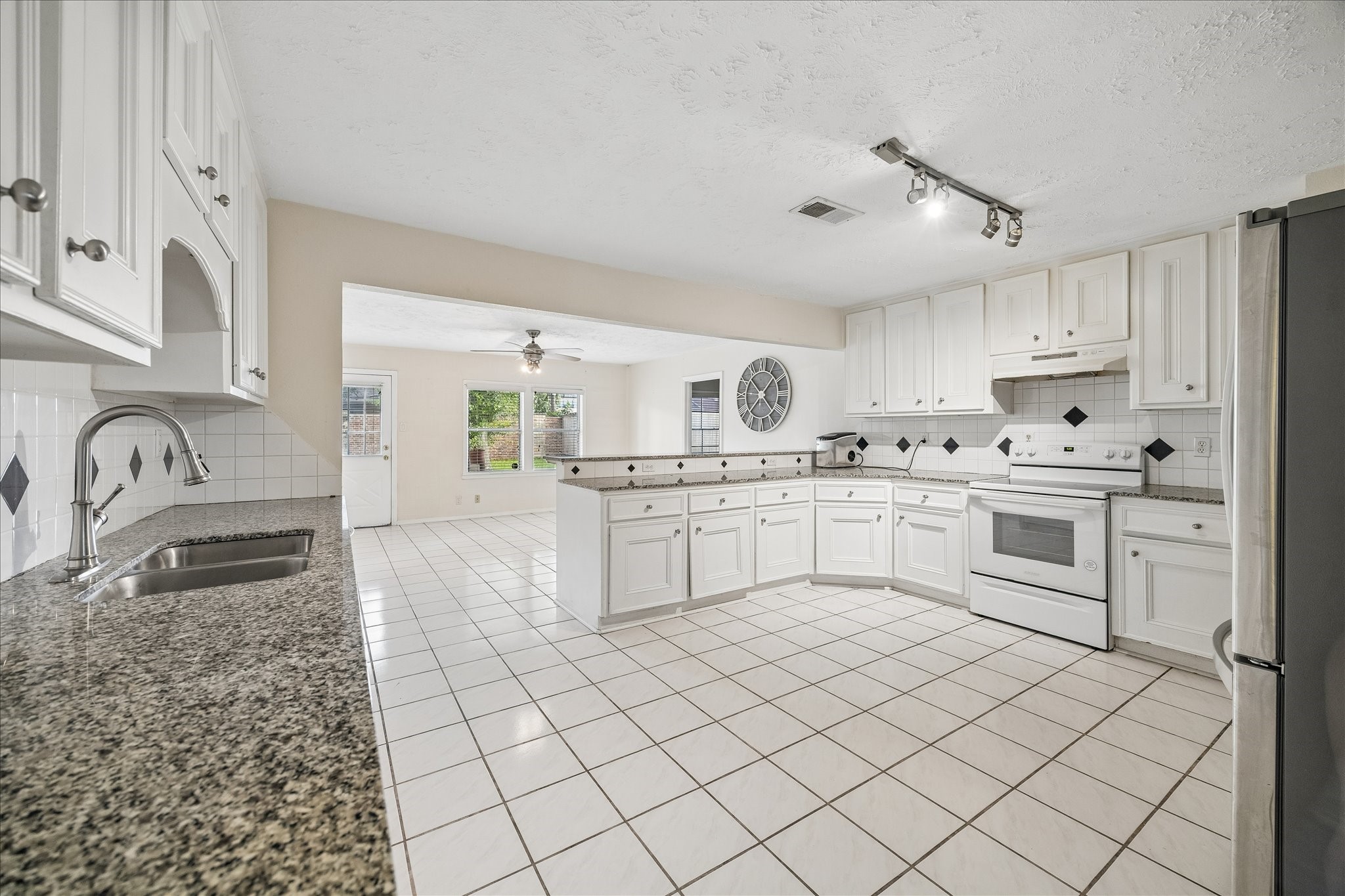 6621 Westview Property Photo 5