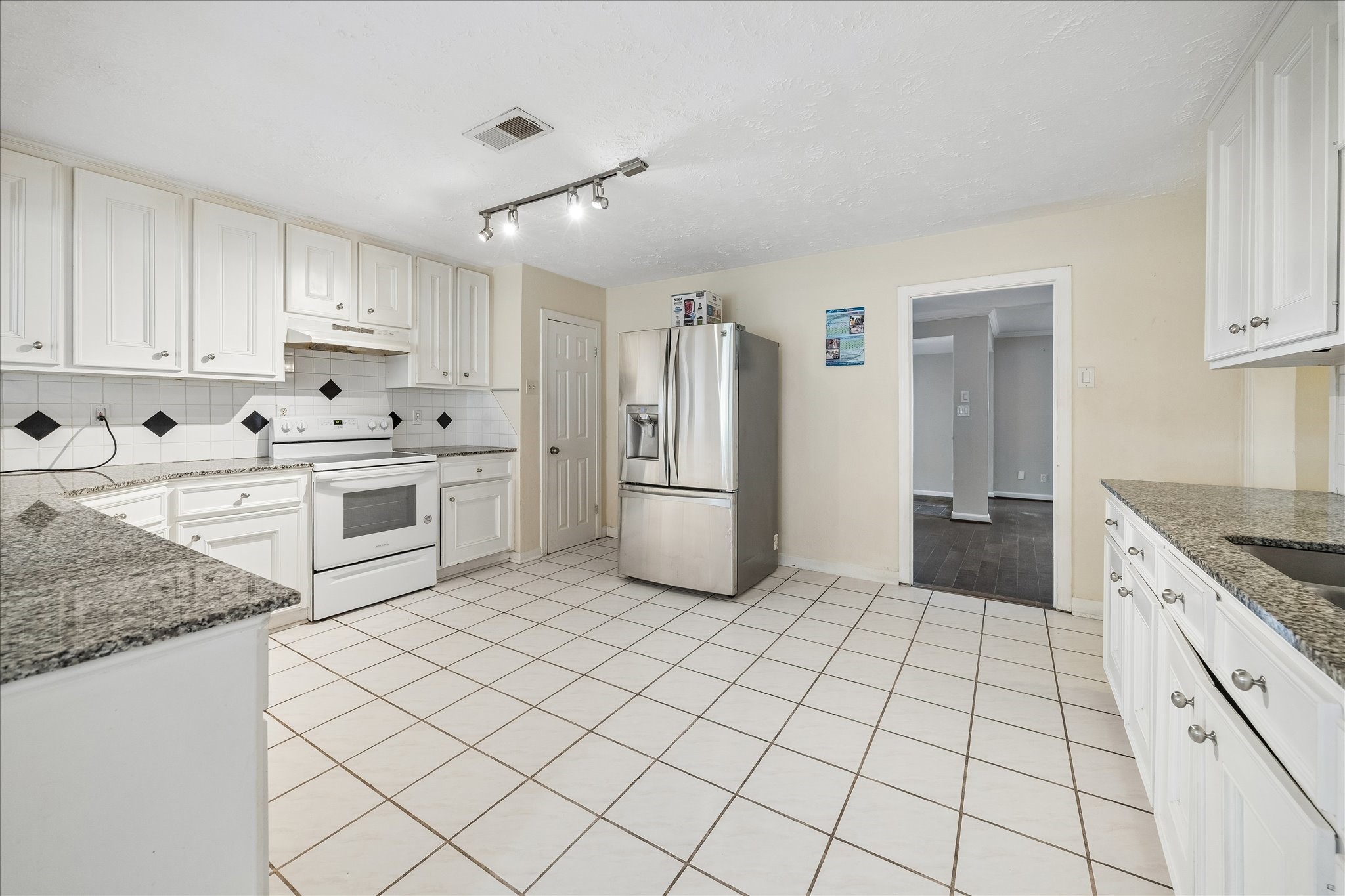 6621 Westview Property Photo 6