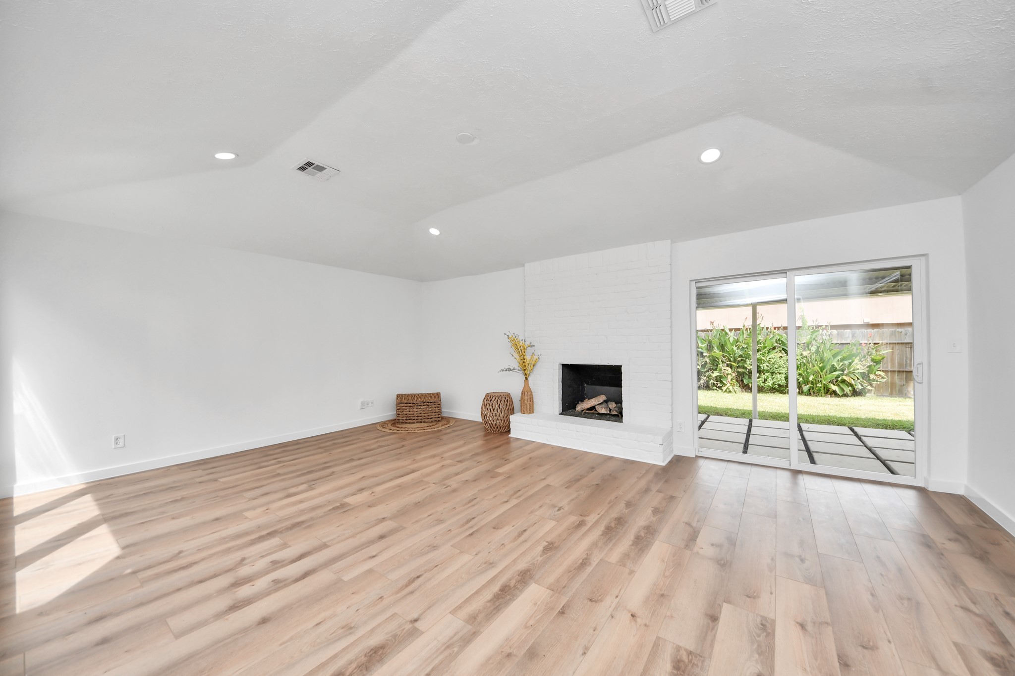 2302 Quail Valley East Drive Property Photo 17