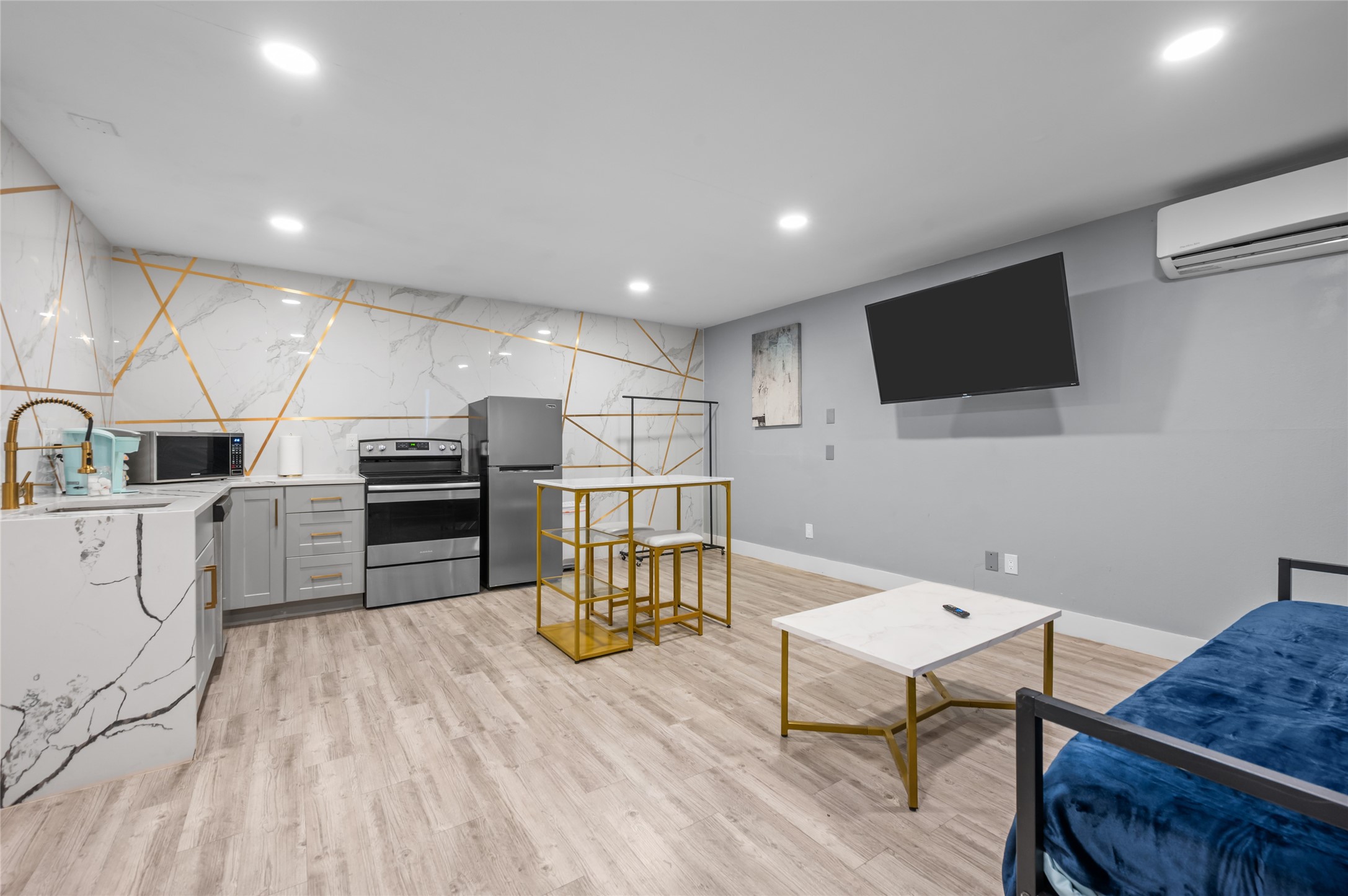 1116 Banks Street E Property Photo 2