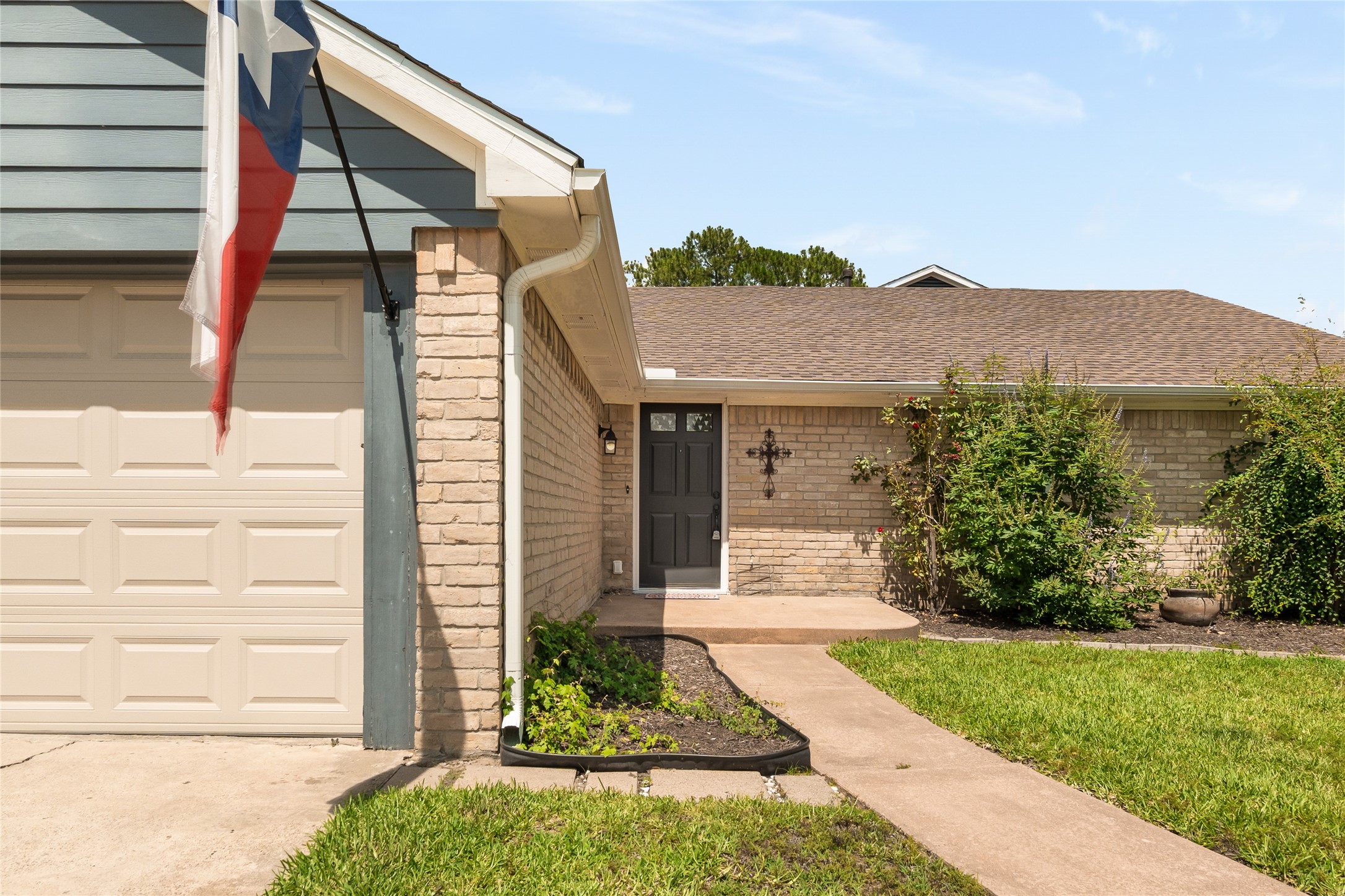 15619 Boulder Oaks Drive Property Photo 3
