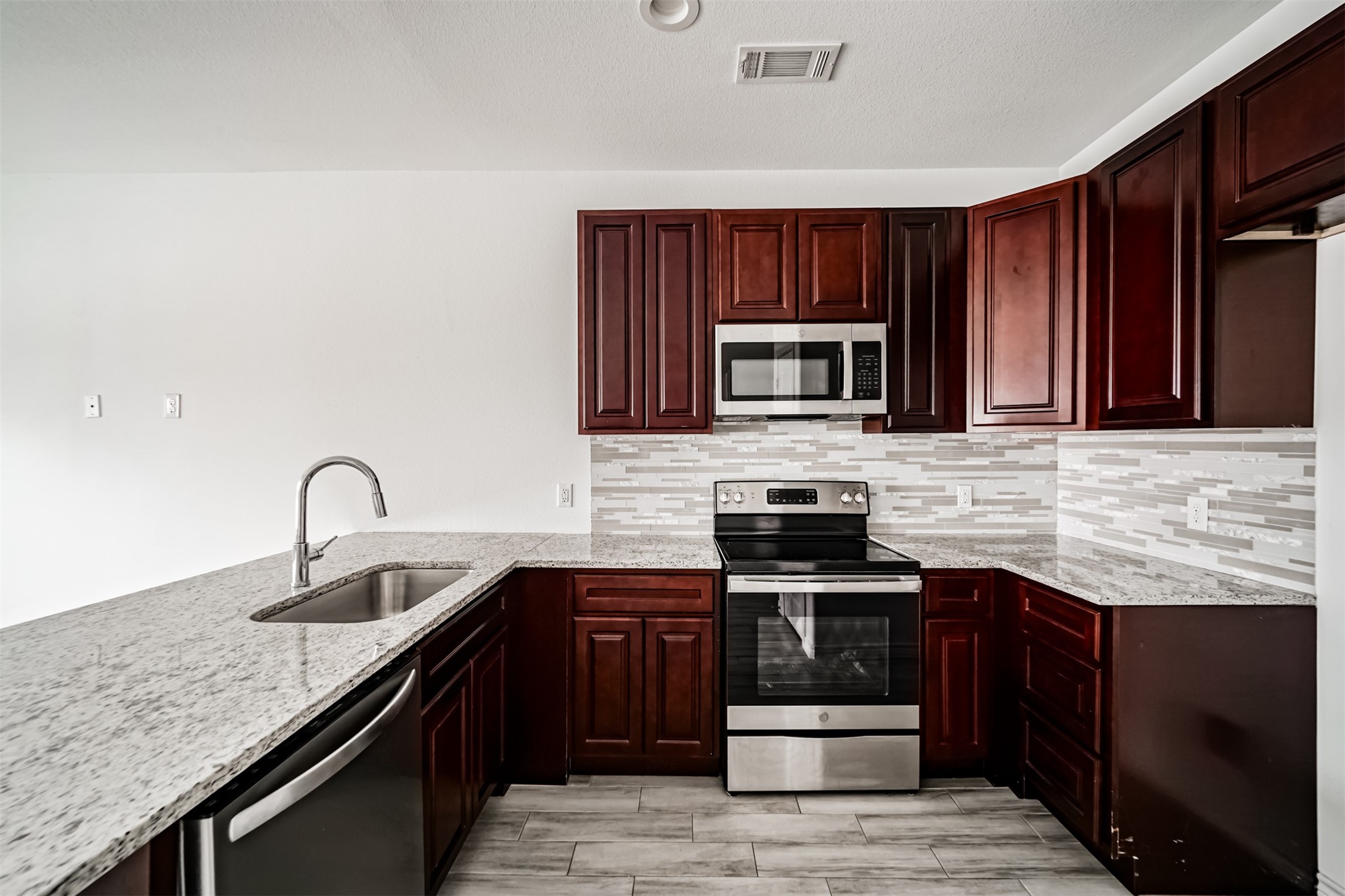 16888 Kempwood Property Photo 6