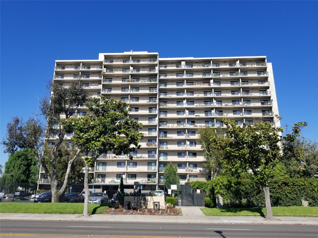 1401 N Flower St Property Photo 1