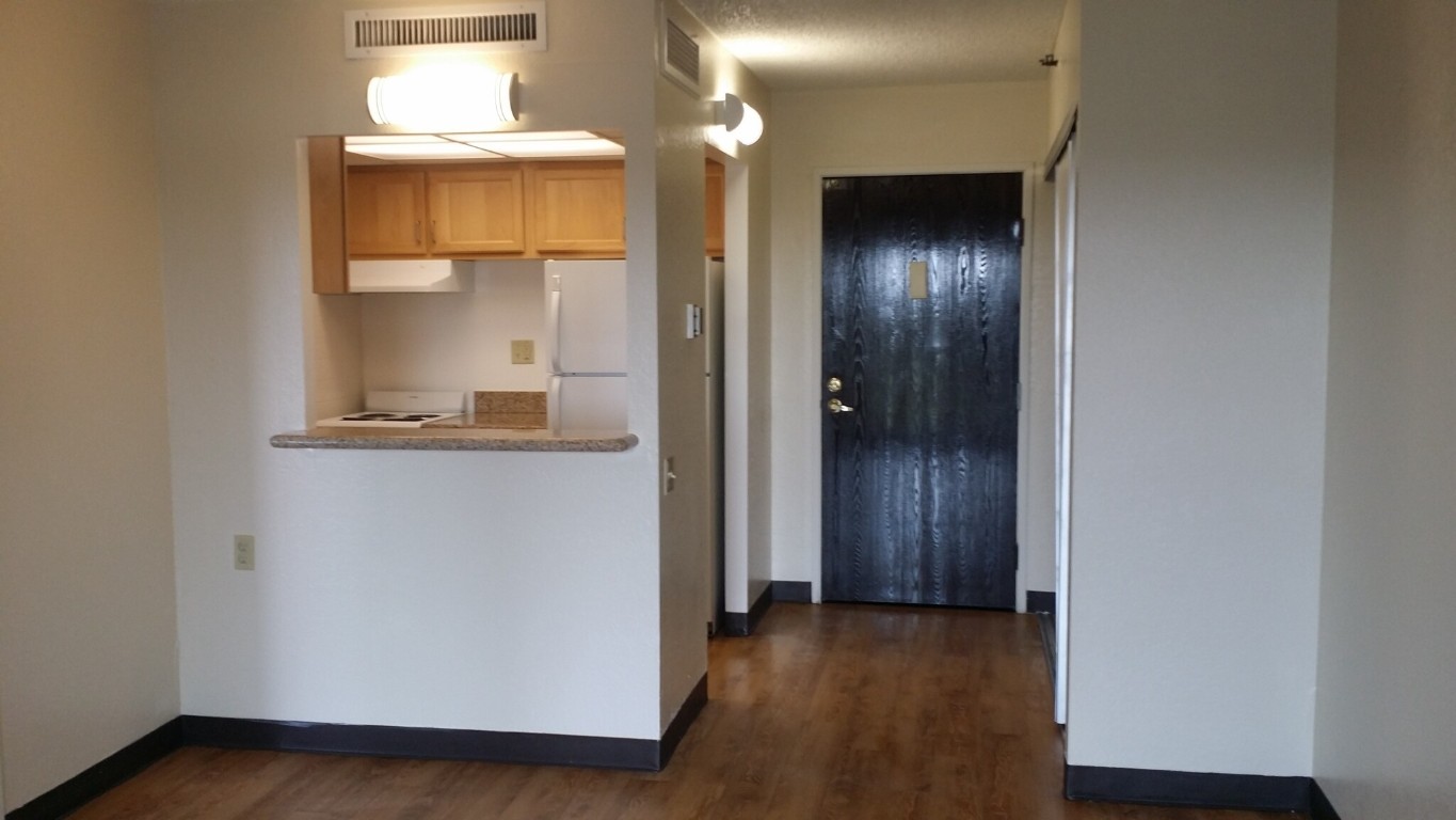 1401 N Flower St Property Photo 8