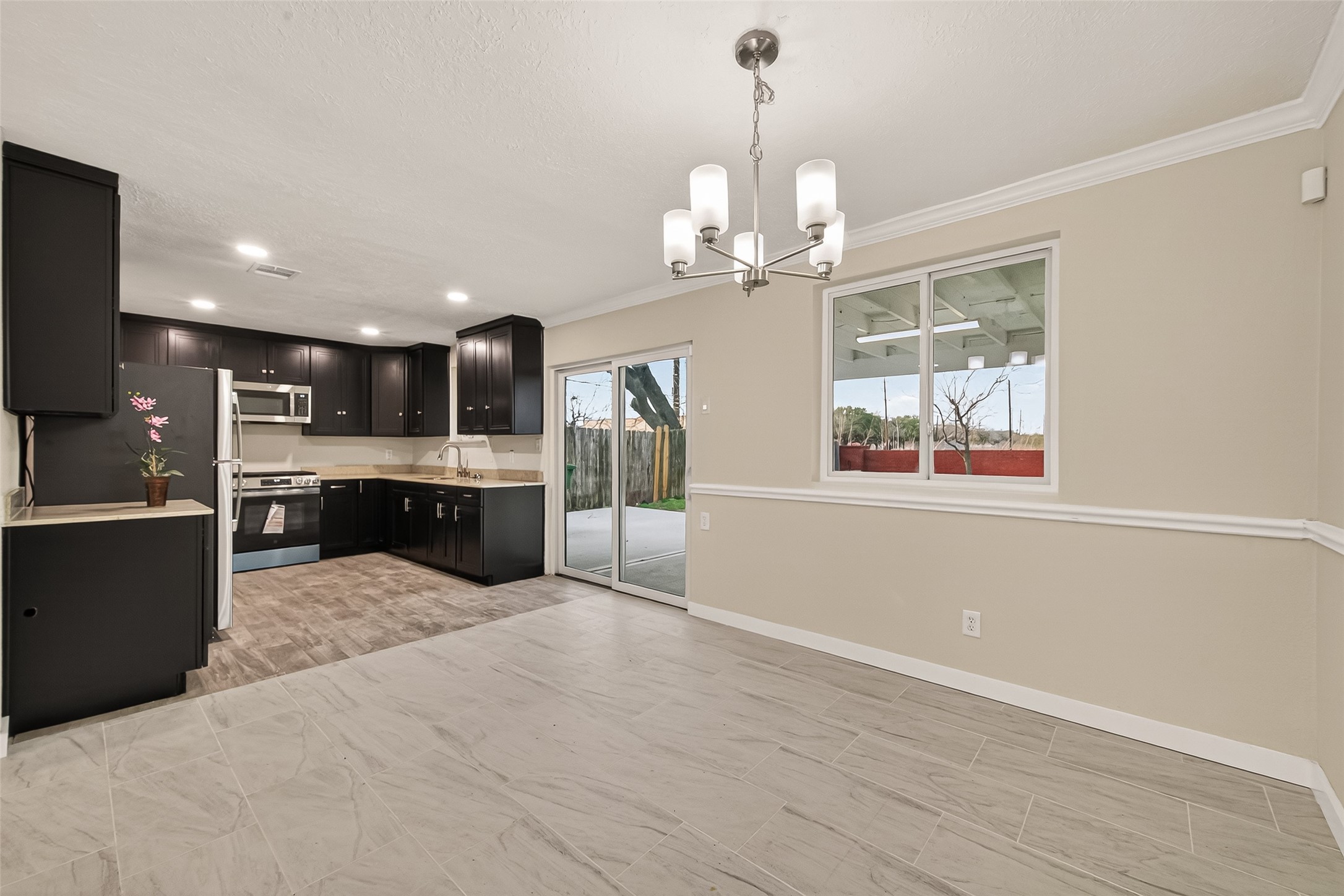 11118 Stroud Drive Property Photo 6