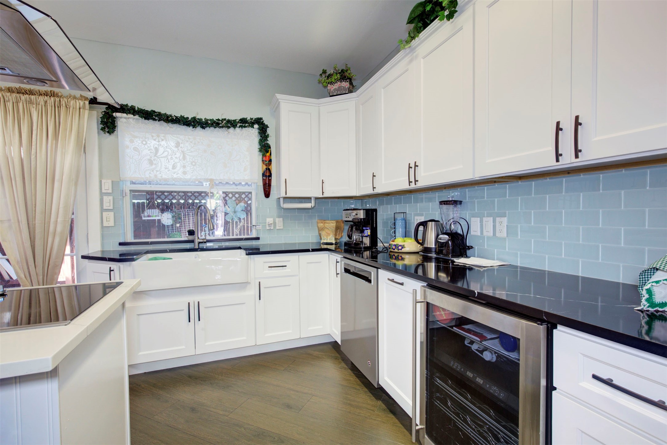 840 Threadneedle Street E 208 Property Photo 2
