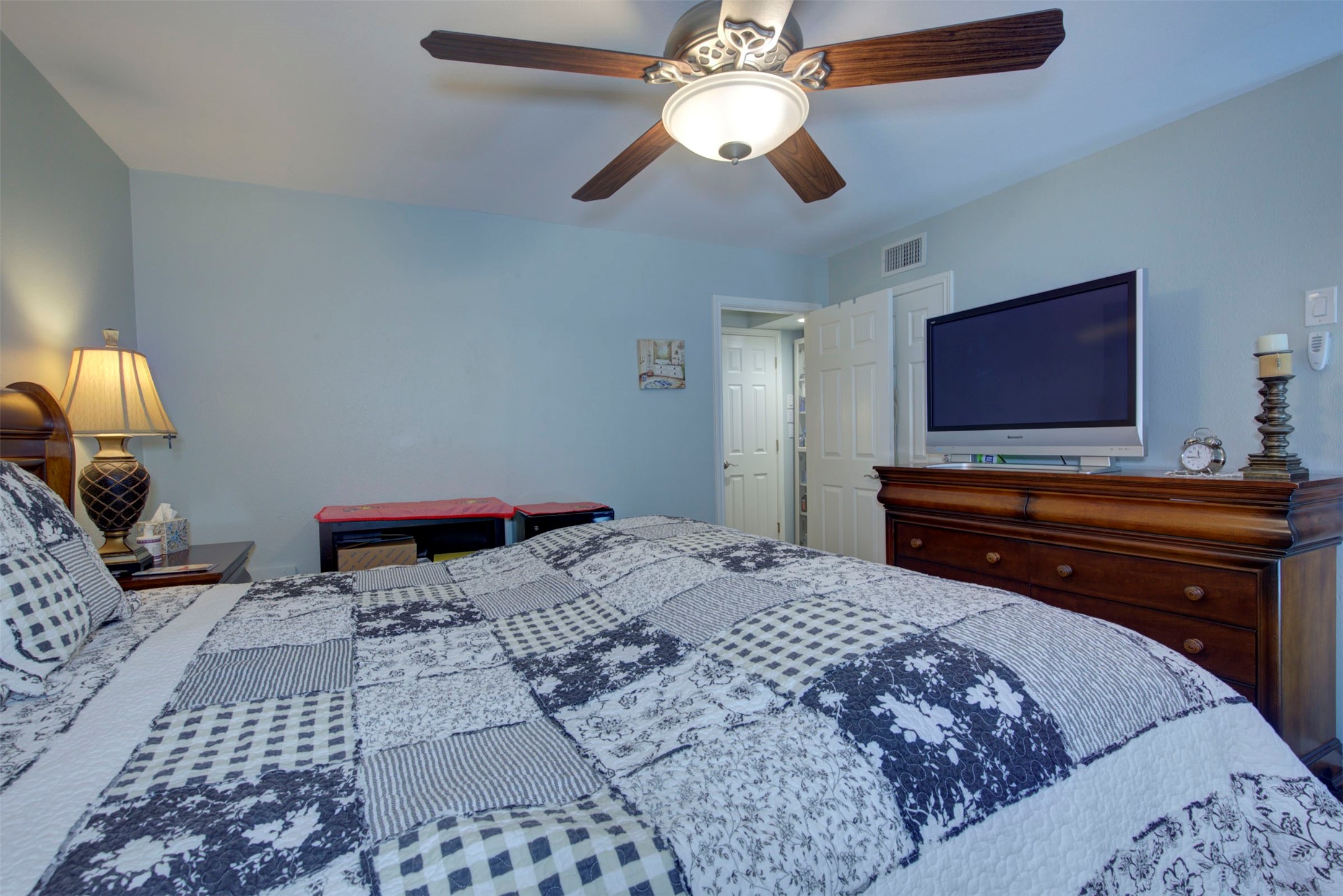 840 Threadneedle Street E 208 Property Photo 19