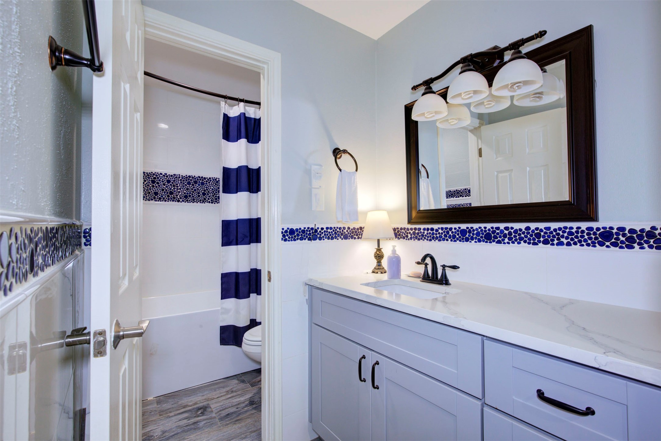 840 Threadneedle Street E 208 Property Photo 21