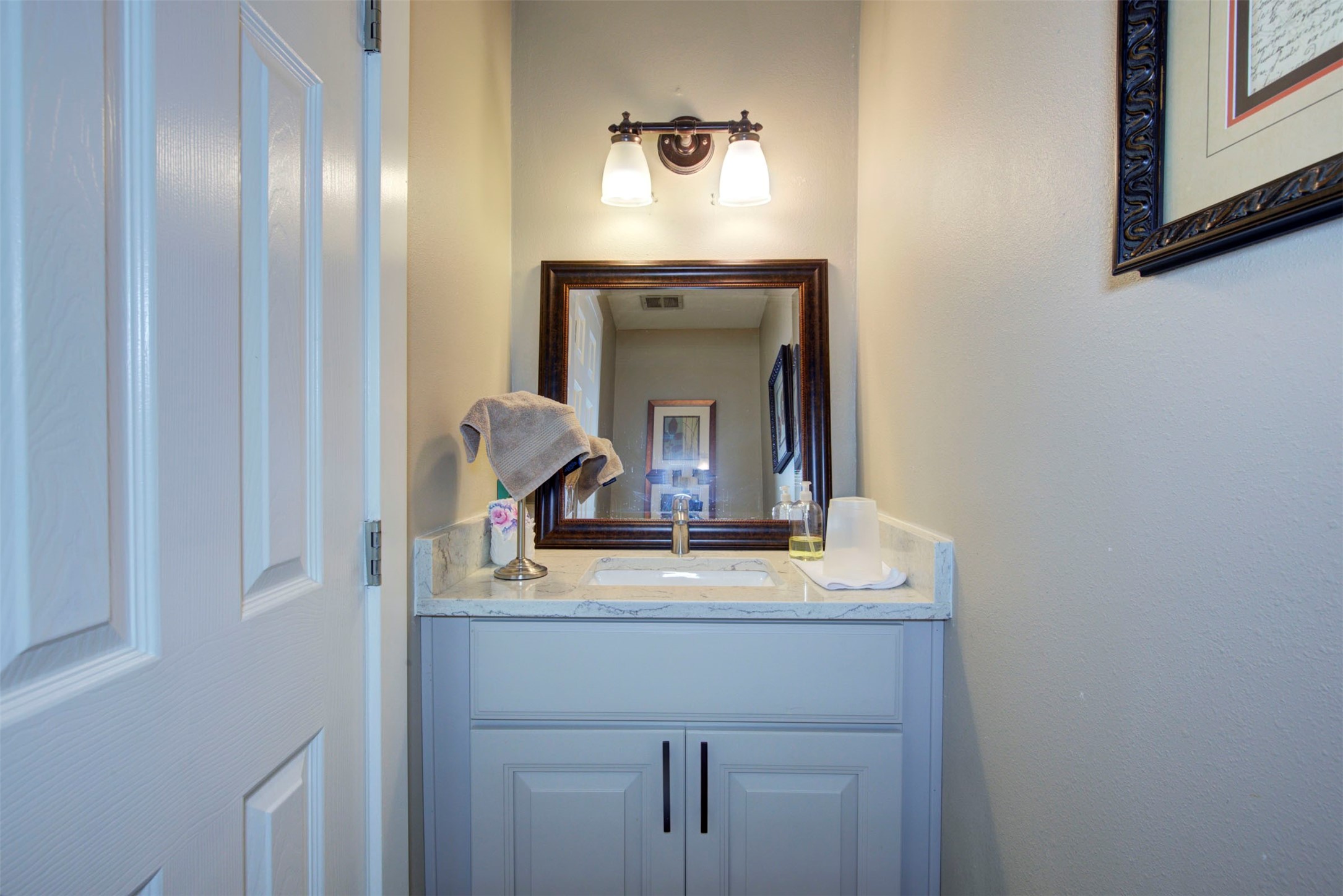 840 Threadneedle Street E 208 Property Photo 23