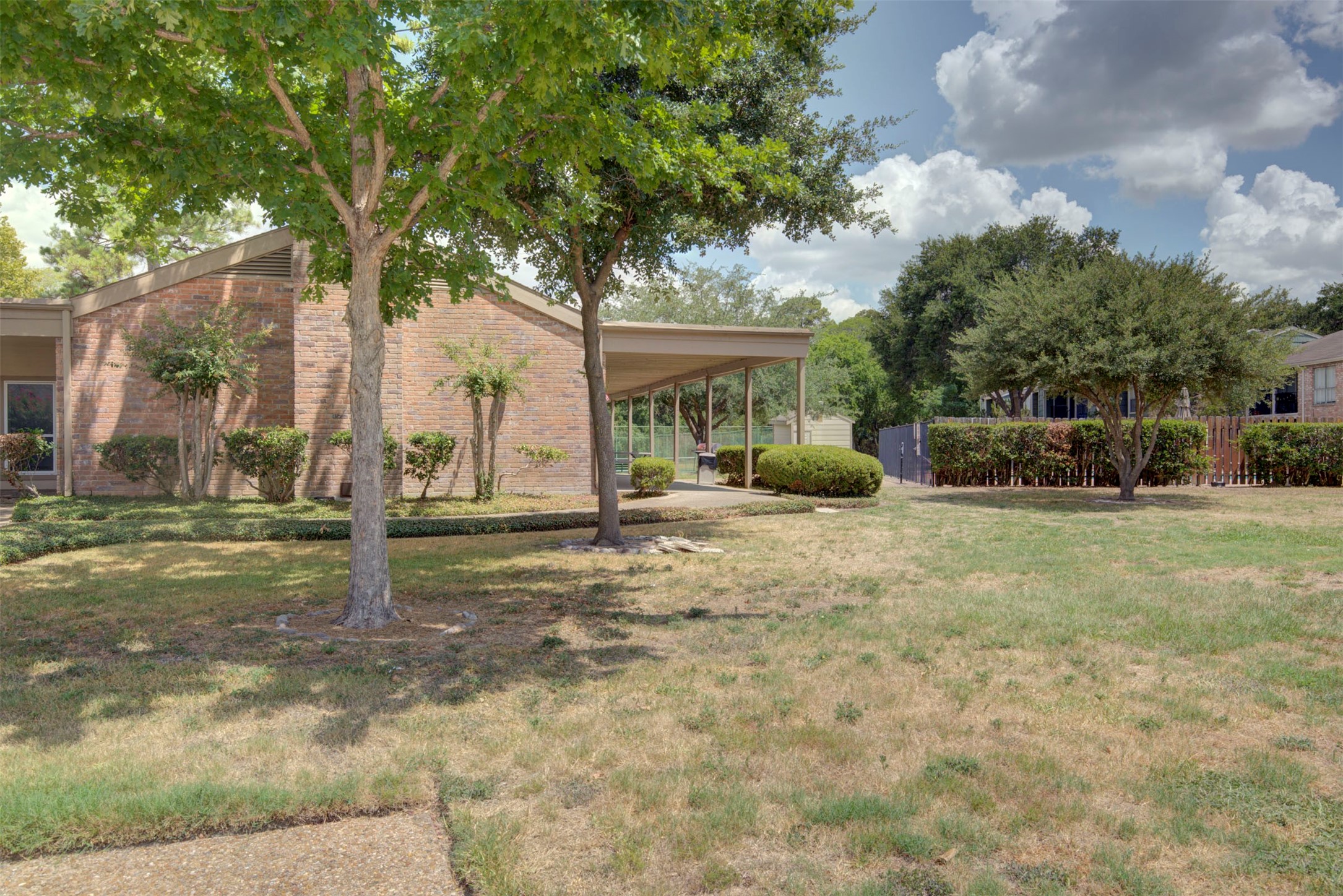 840 Threadneedle Street E 208 Property Photo 32