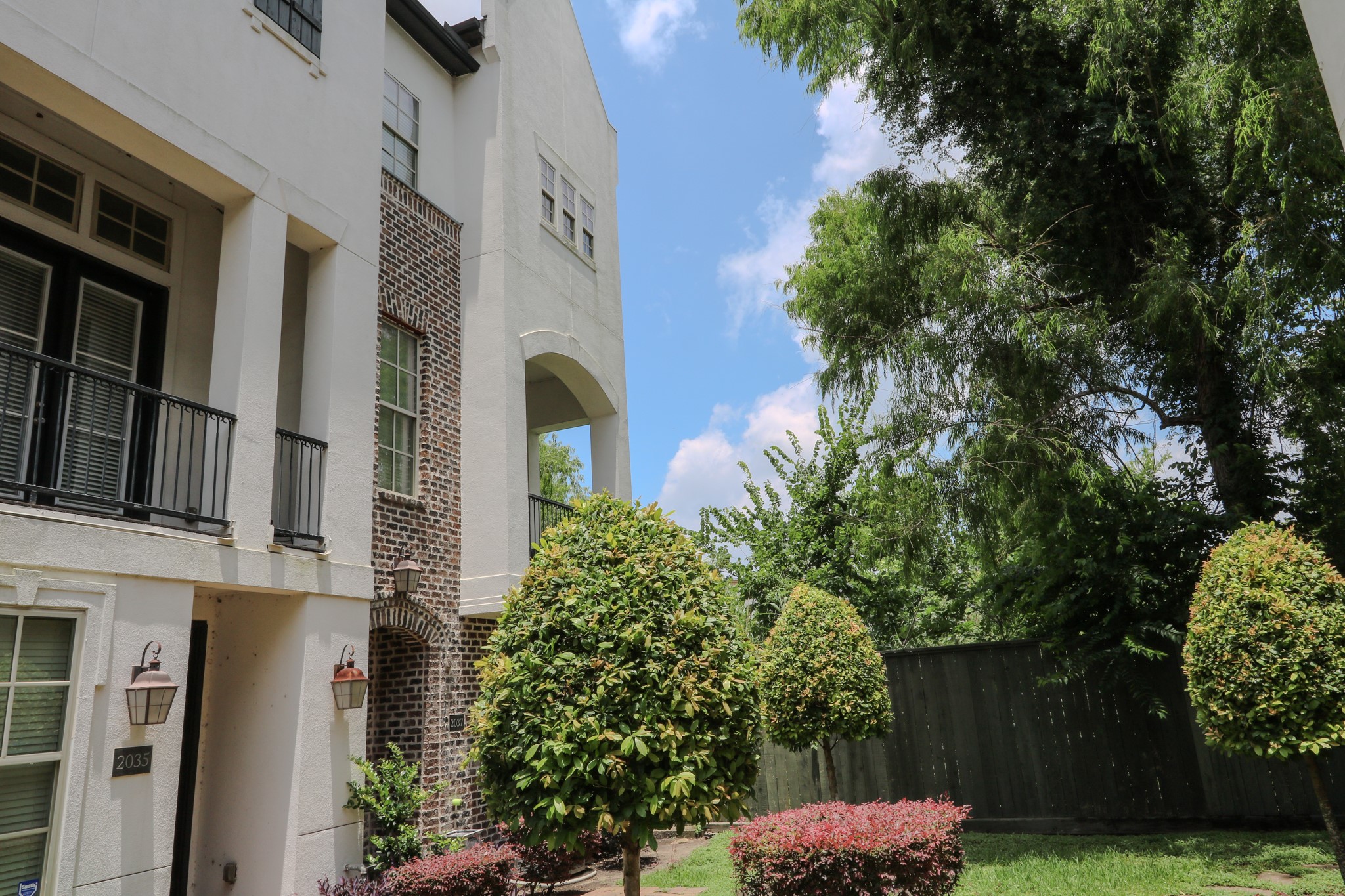 2037 Fannin Station N Property Photo 1