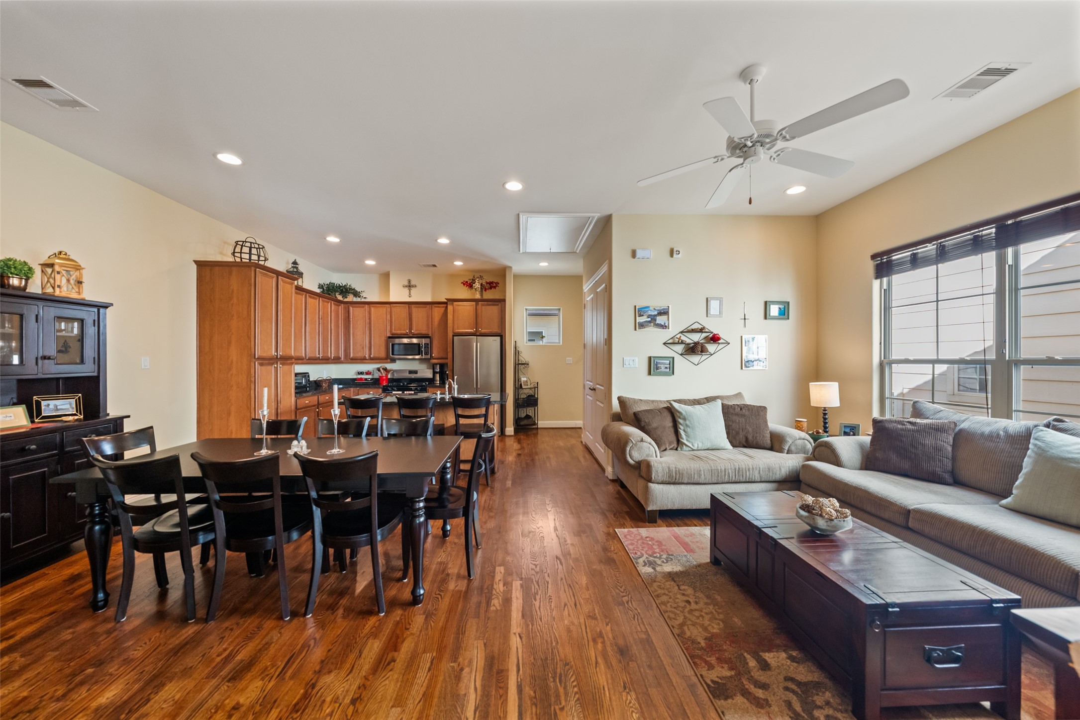 1218 Sampson Street Property Photo 6