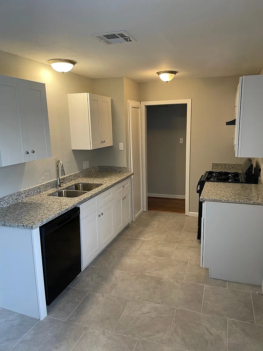1423 W 10th Street Property Photo 3