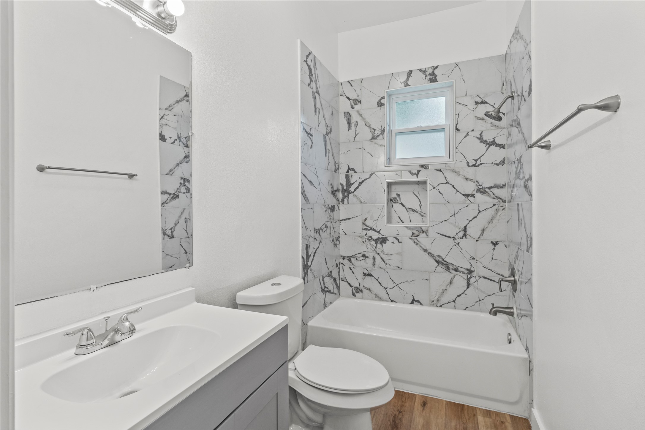 436 E Peach Street B Property Photo 7