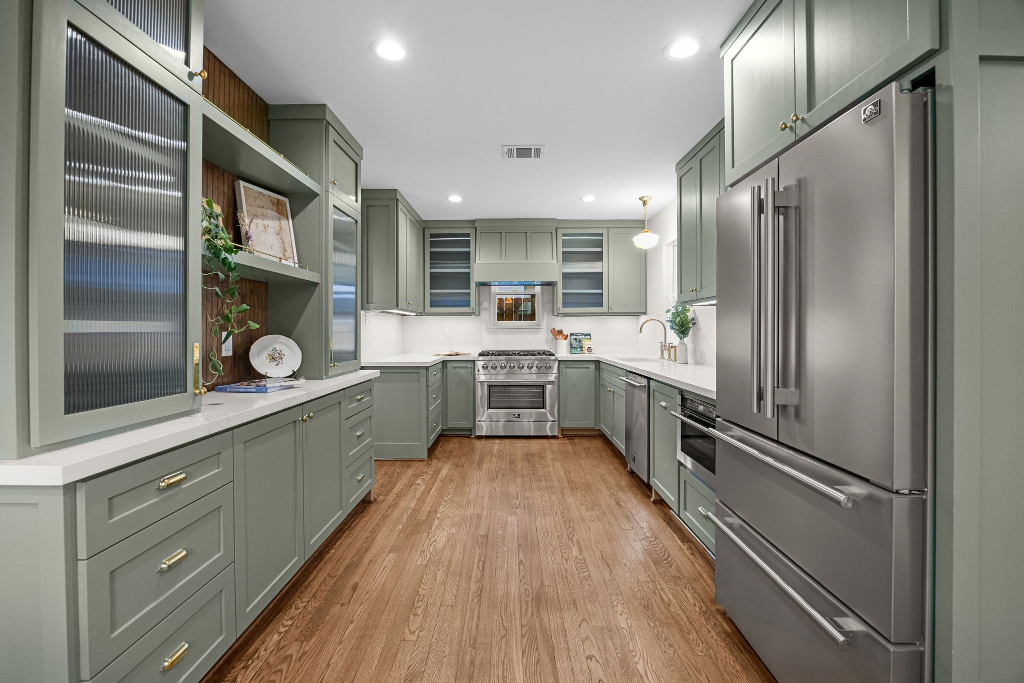 610 Hyde Park Boulevard Property Photo 8