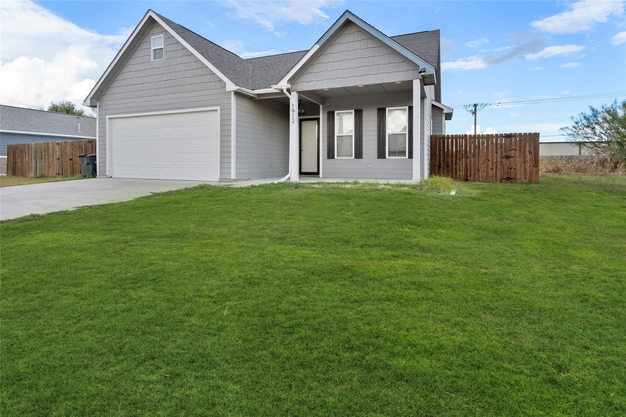 1912 Lynn Street, El Campo Tx 77437 Property Photo 1
