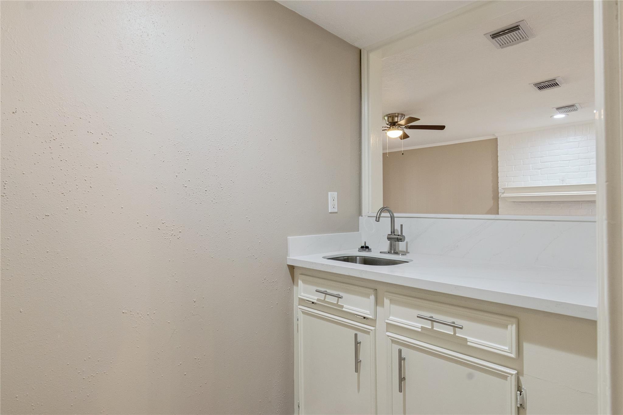 5310 Bryanhurst Lane Property Photo 8