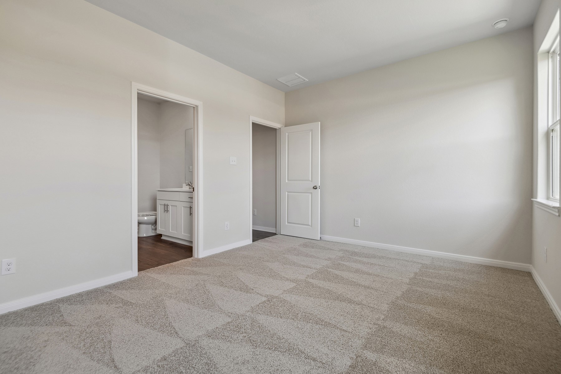 15858 Berry Hill Drive Property Photo 11