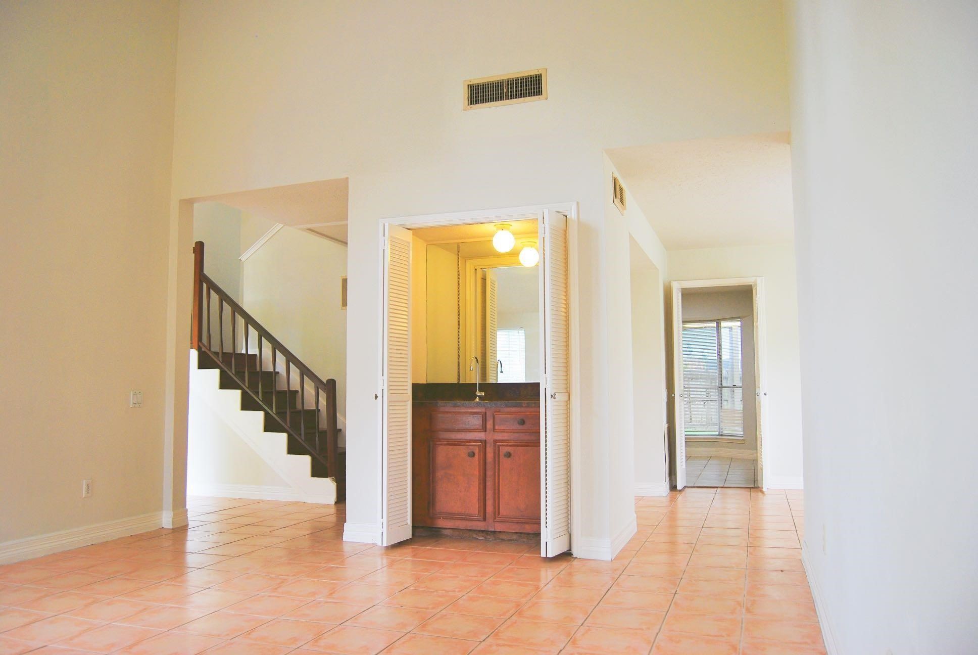 2127 Woodland Springs Street Property Photo 4