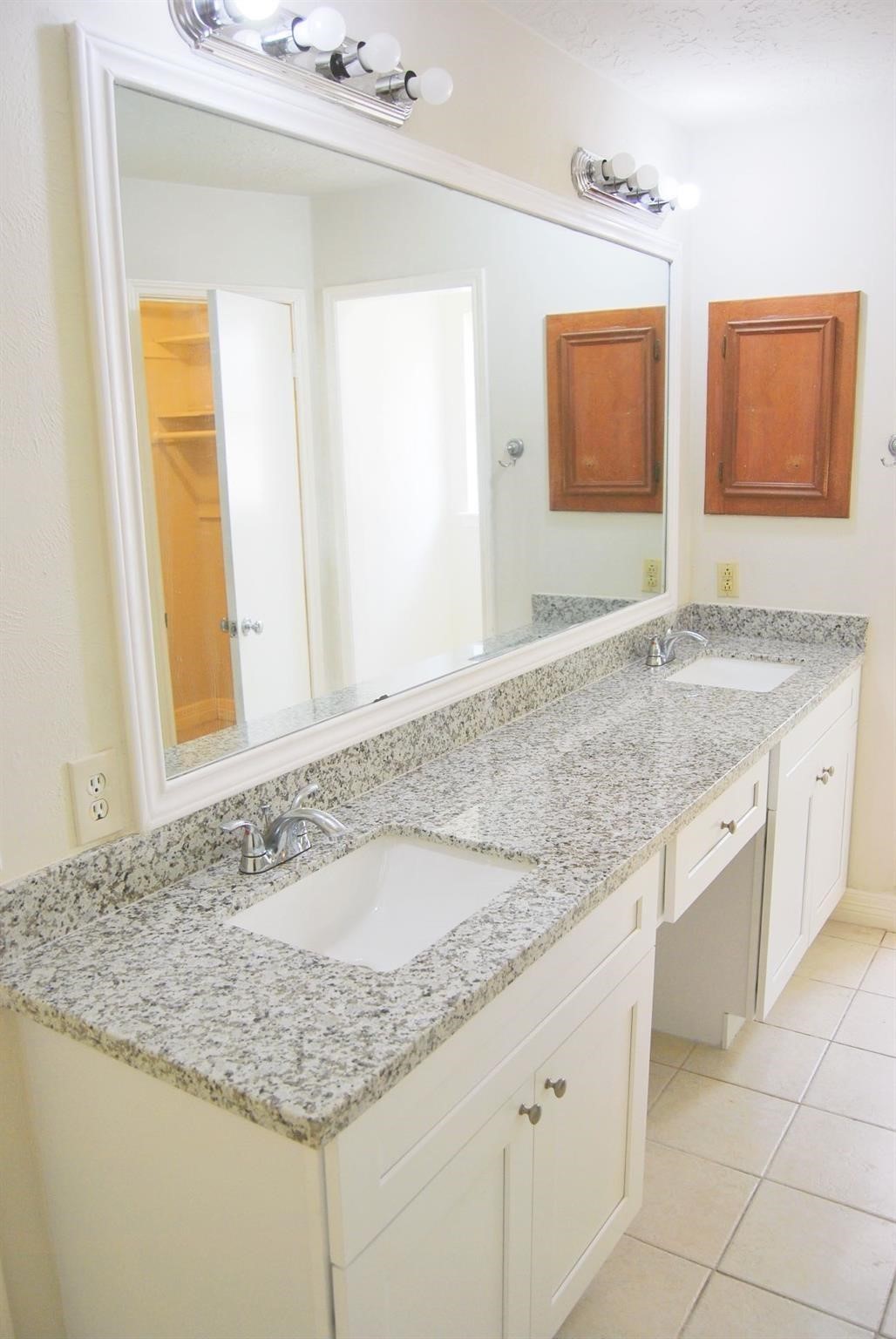 2127 Woodland Springs Street Property Photo 9